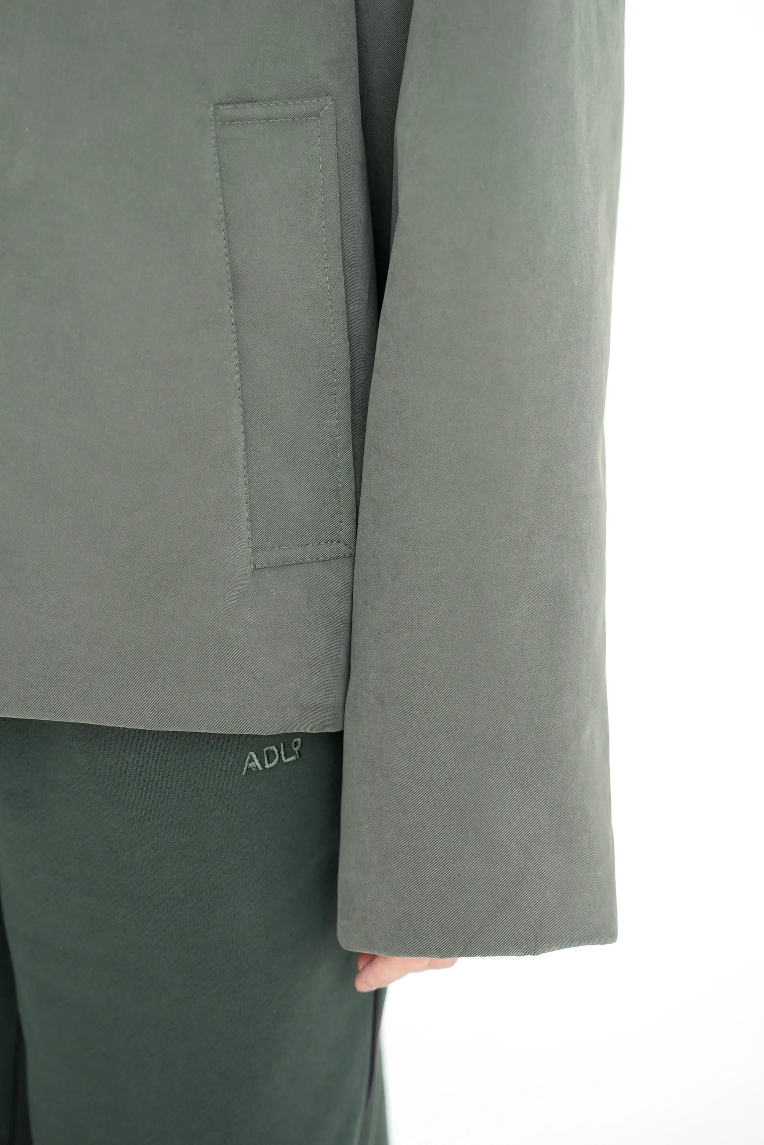 Бомбер прямого кроя со съёмным воротником цвета хаки фото 11