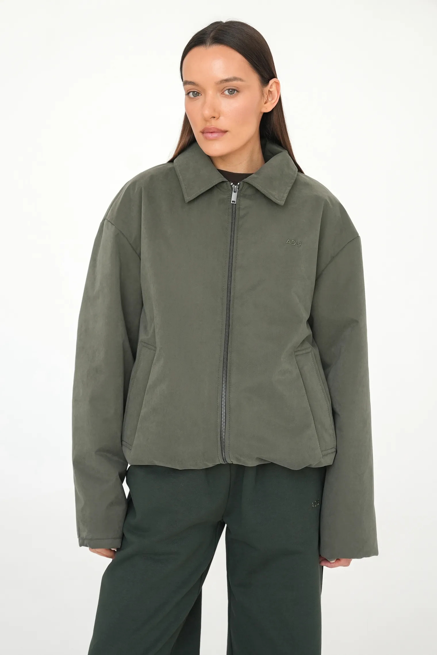 Бомбер прямого кроя со съёмным воротником цвета хаки фото 10