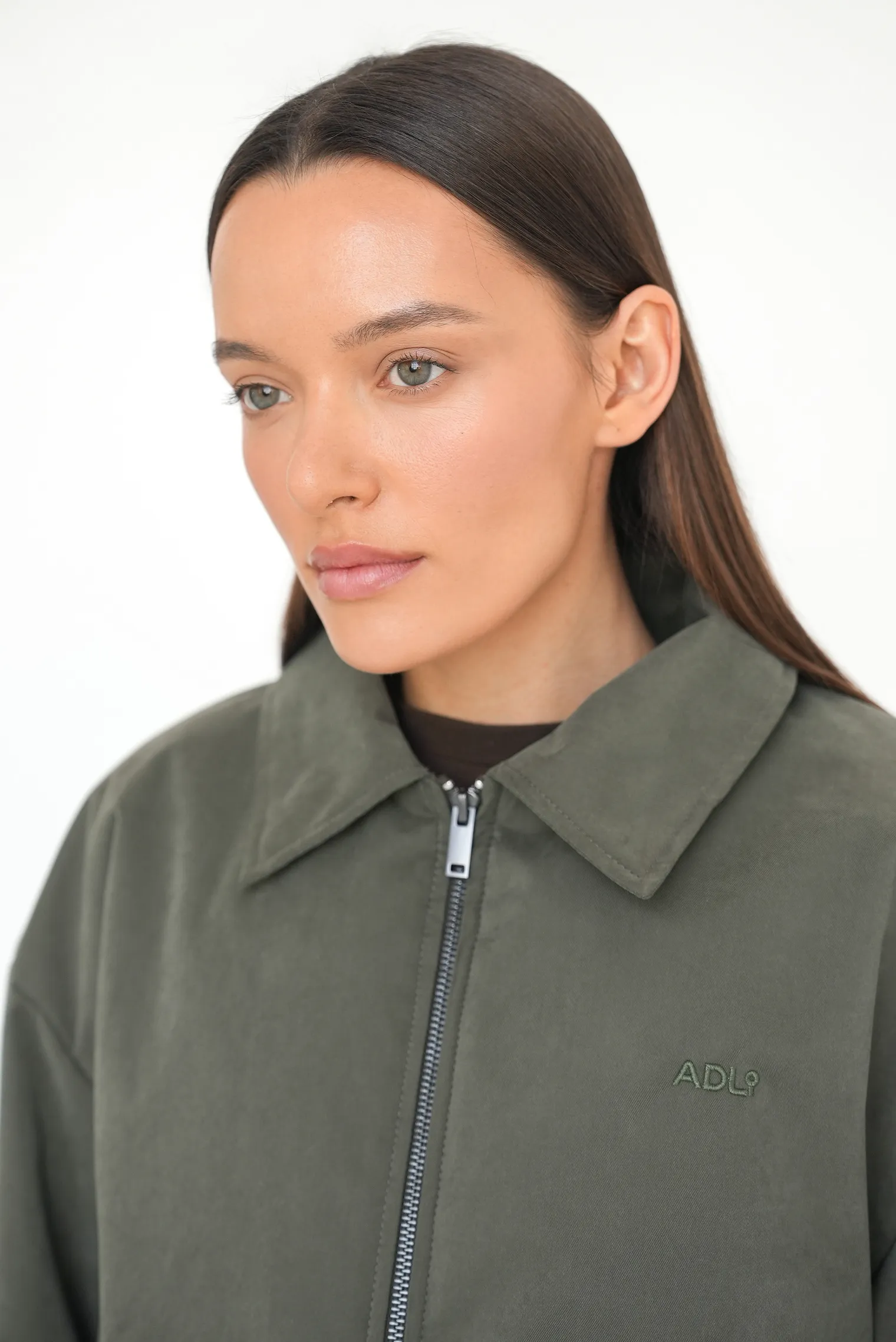 Бомбер прямого кроя со съёмным воротником цвета хаки фото 2