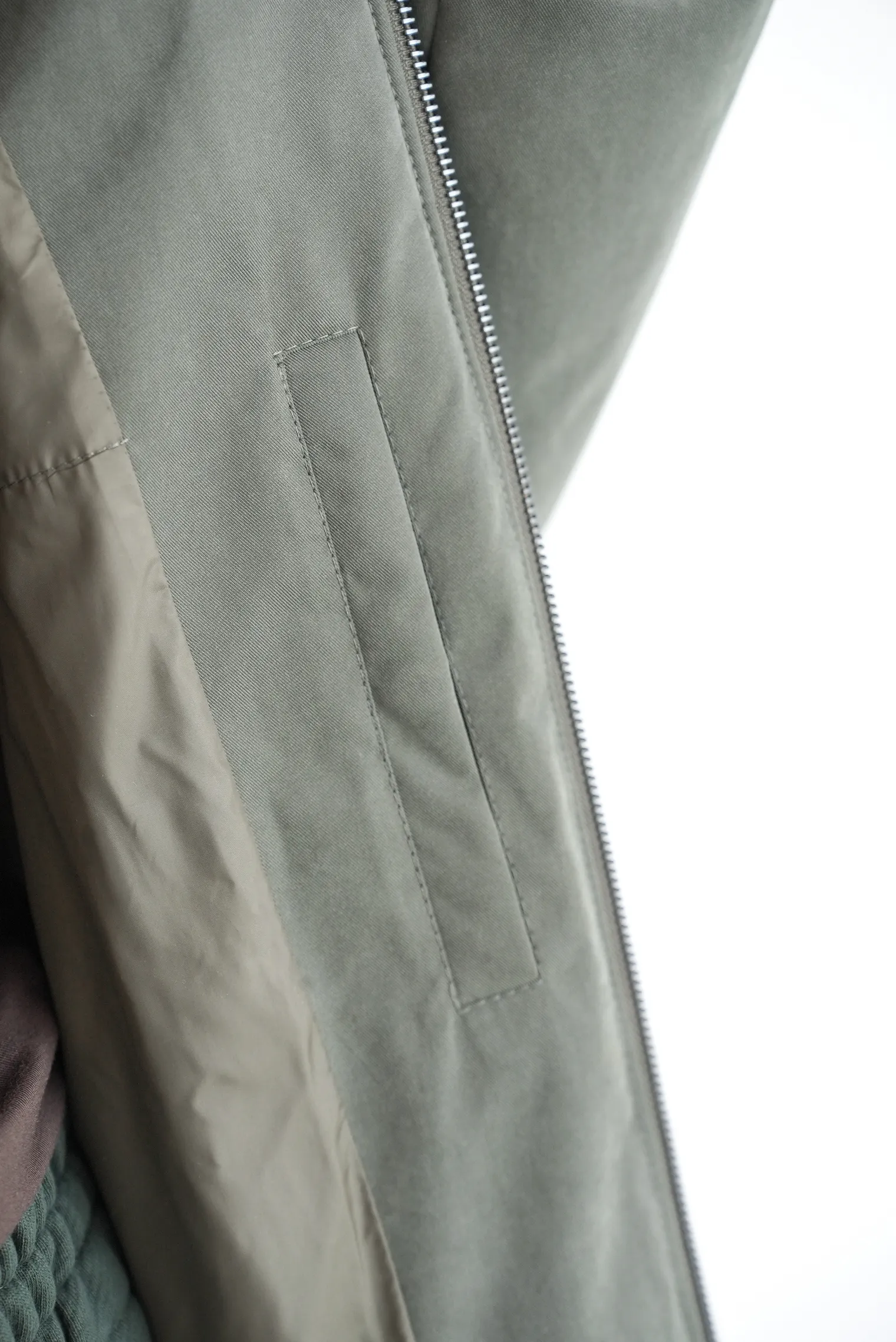 Бомбер прямого кроя со съёмным воротником цвета хаки фото 9