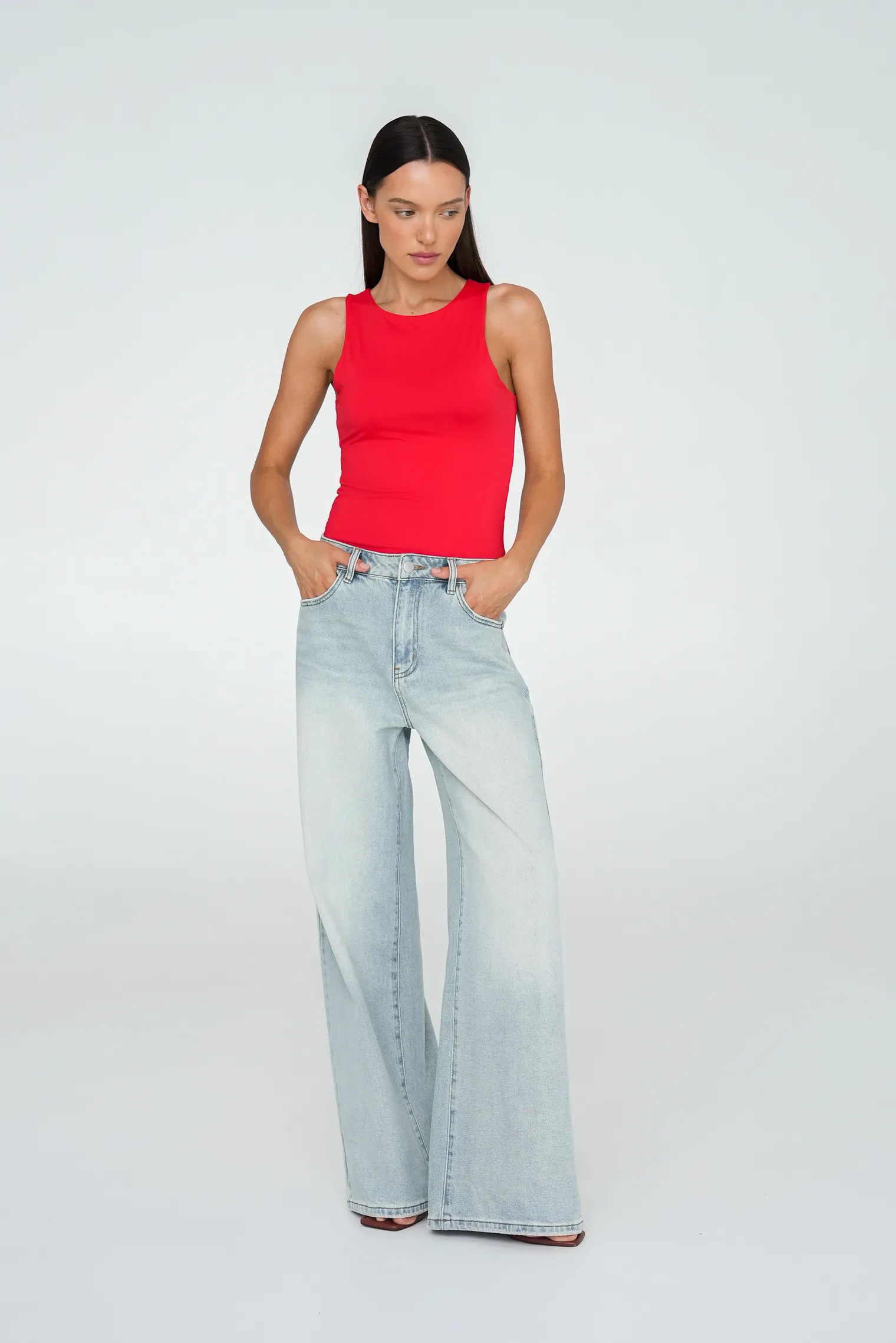 Джинсы свободного кроя с завышенной посадкой голубого цвета фото 3
