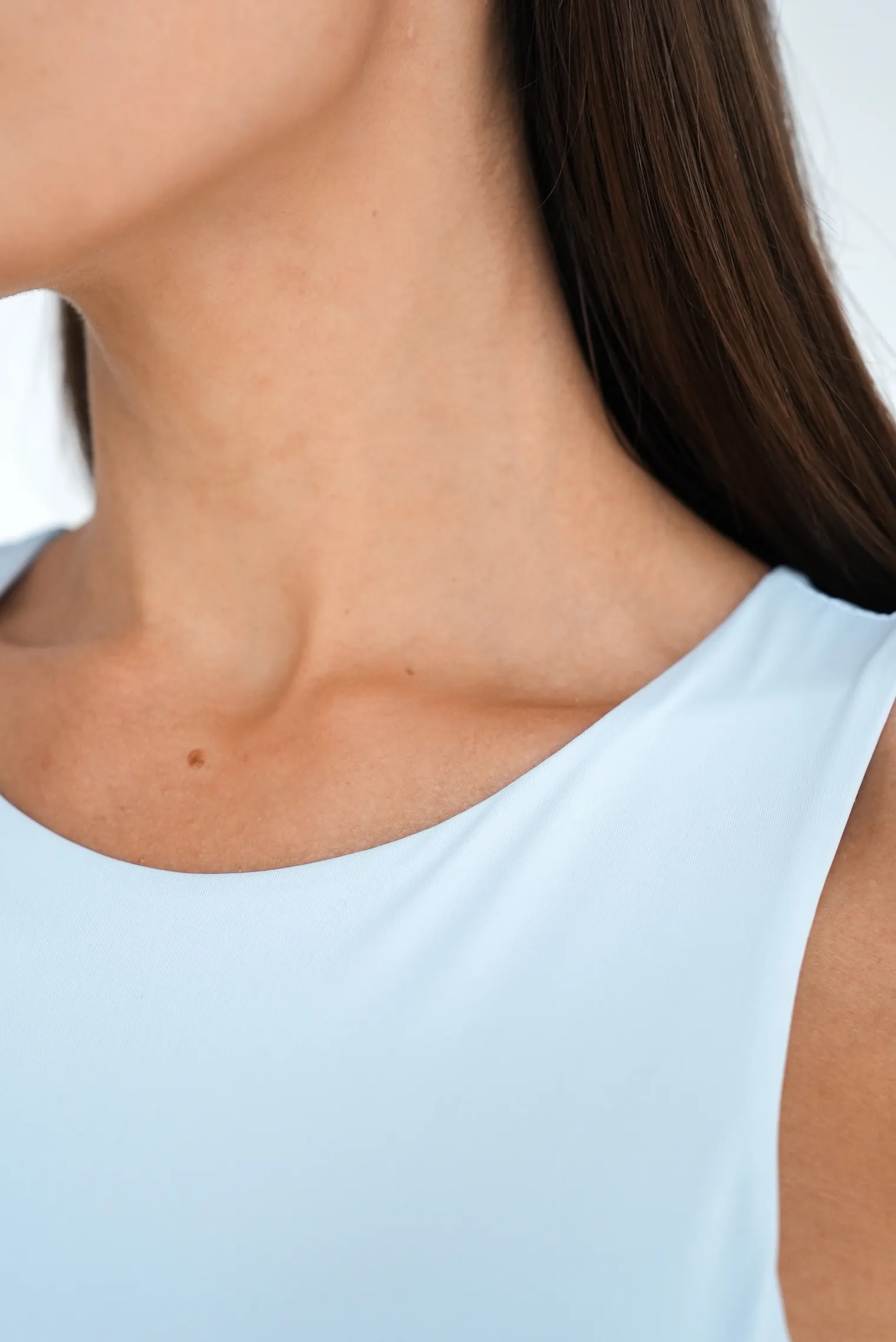 Боди без рукавов голубого цвета фото 9