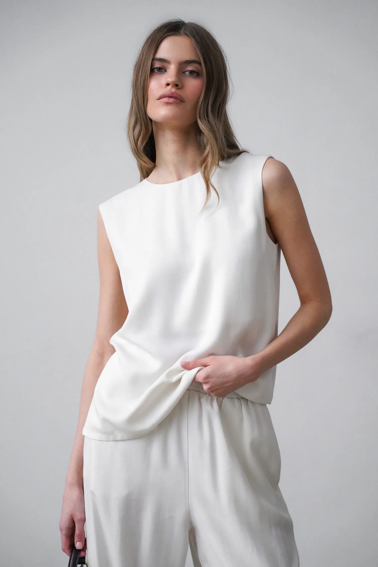 Топ из струящейся ткани цвета тофу фото 1