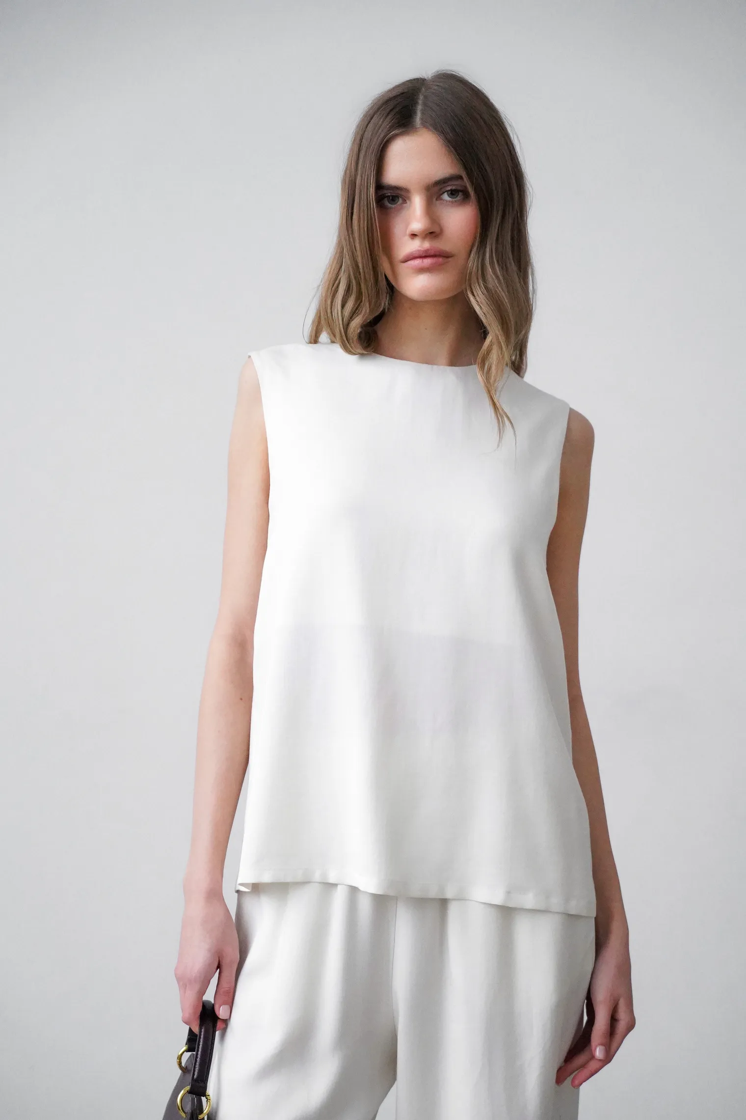 Топ из струящейся ткани цвета тофу фото 5