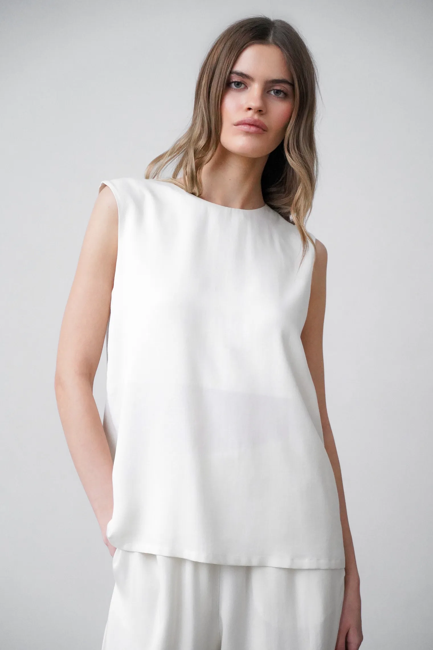 Топ из струящейся ткани цвета тофу фото 6