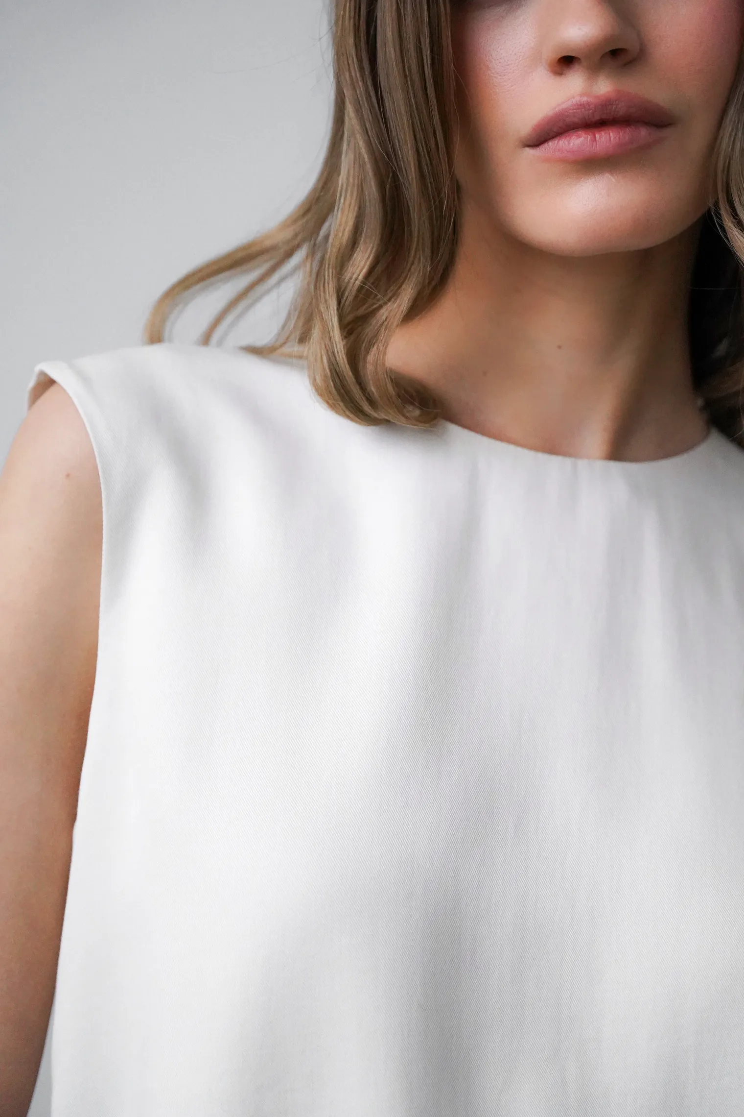 Топ из струящейся ткани цвета тофу фото 2