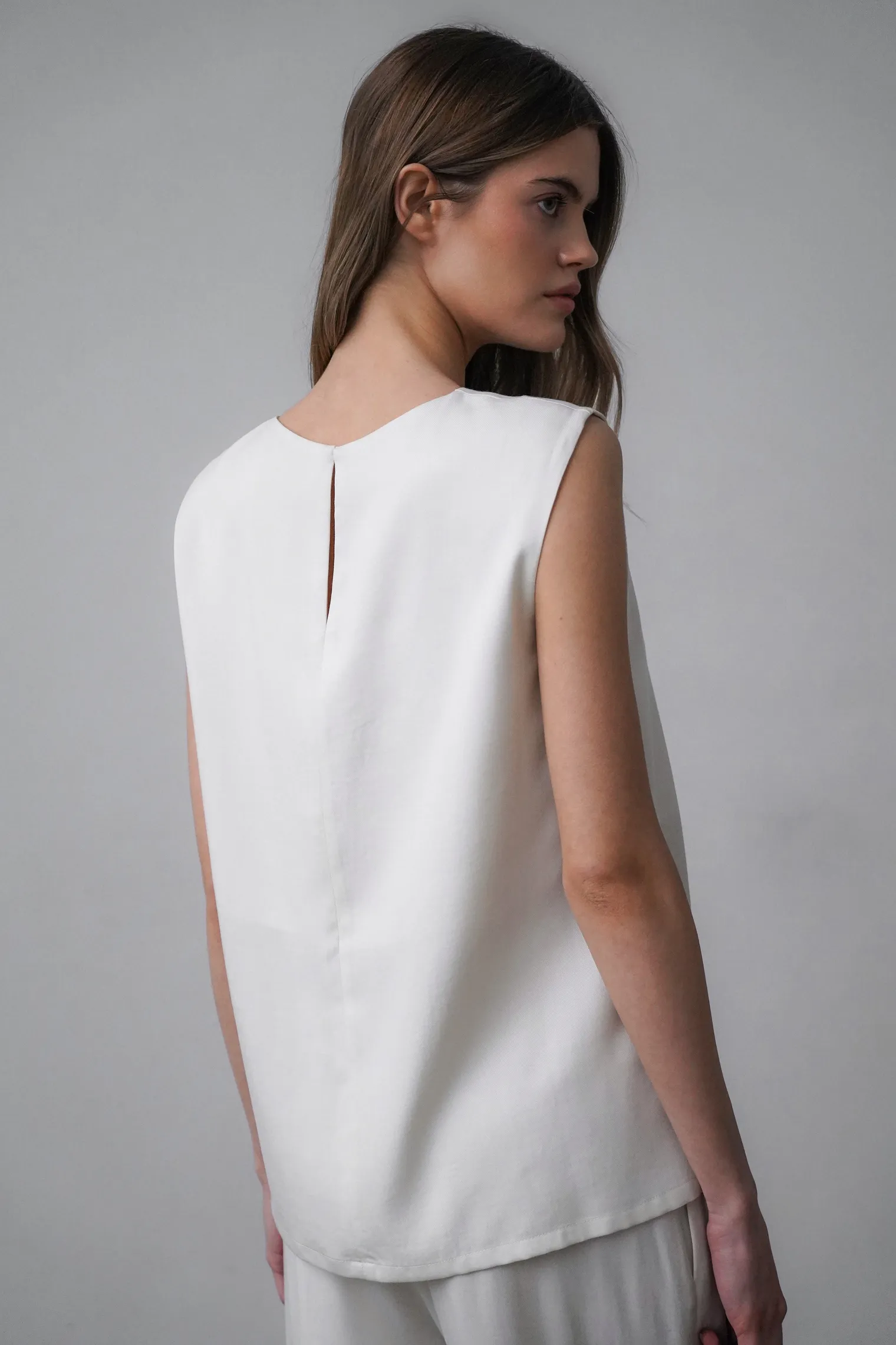 Топ из струящейся ткани цвета тофу фото 4