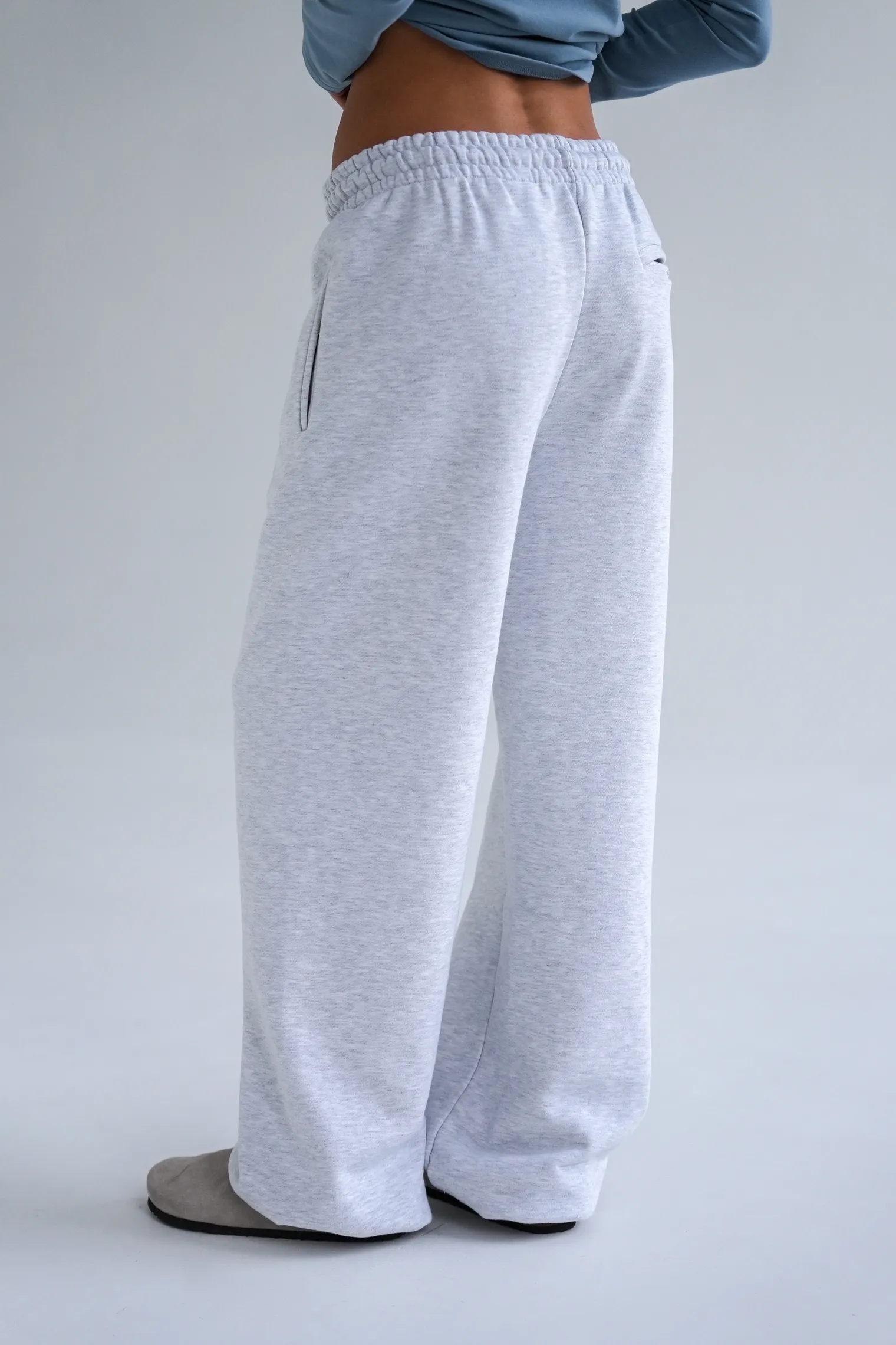 Брюки из плотного хлопка прямого кроя на кулисе цвета серый меланж фото 4