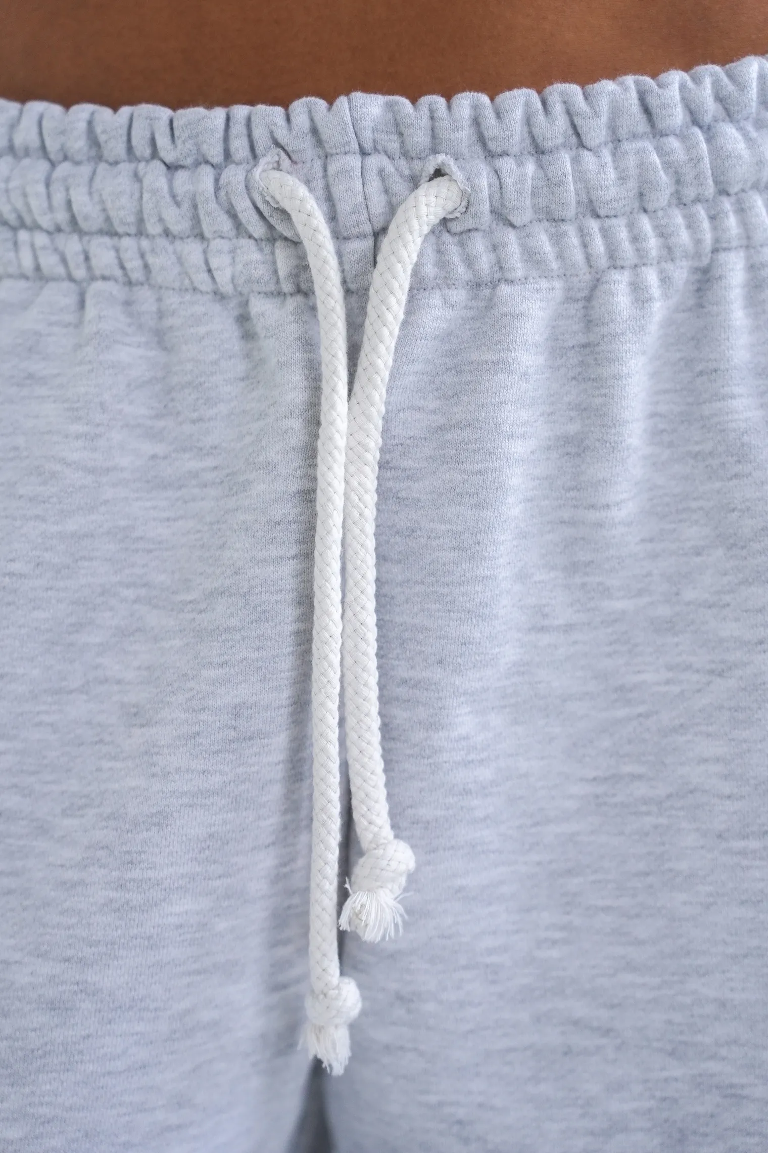 Брюки из плотного хлопка прямого кроя на кулисе цвета серый меланж фото 6