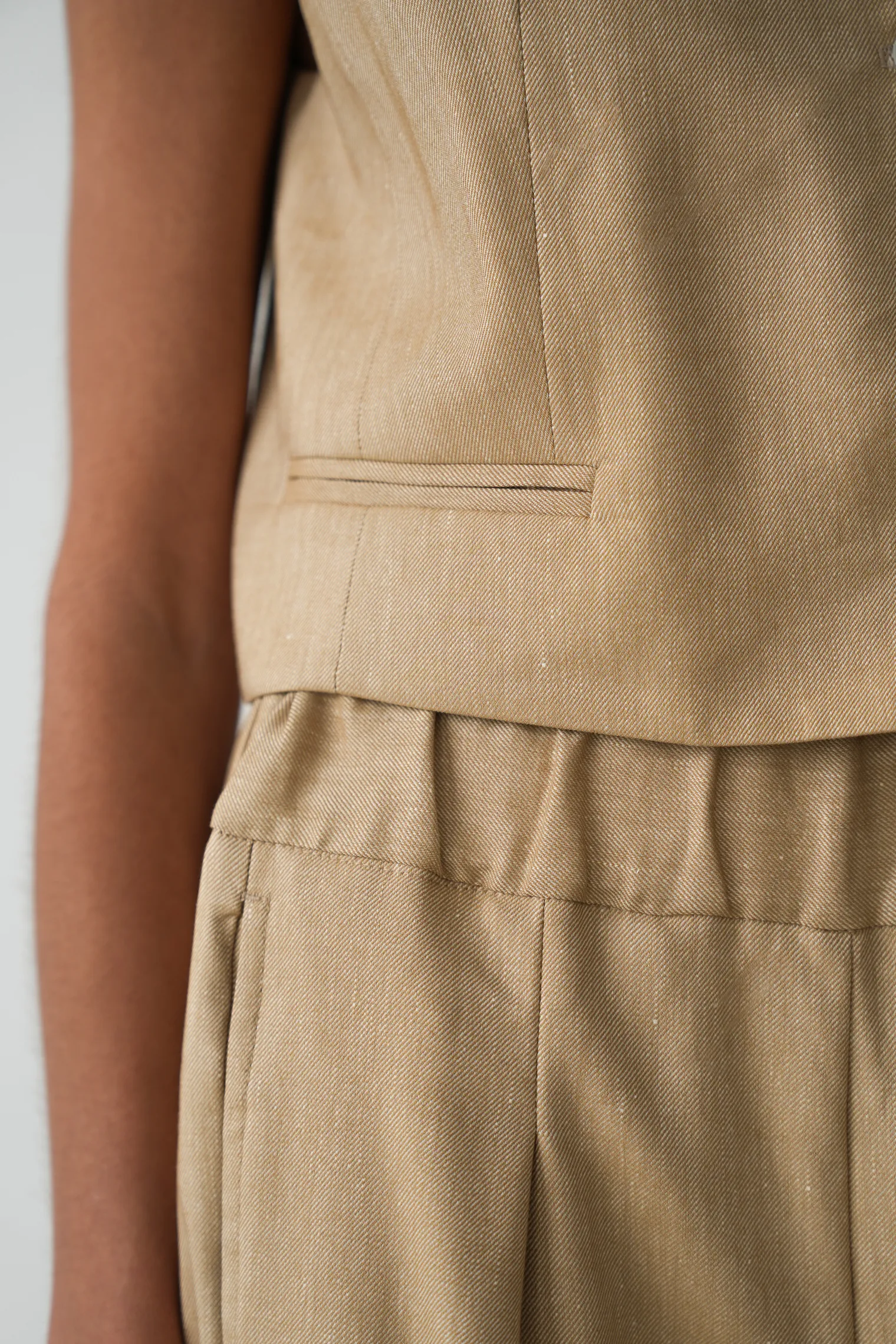 Брюки прямого кроя бежевого цвета фото 5