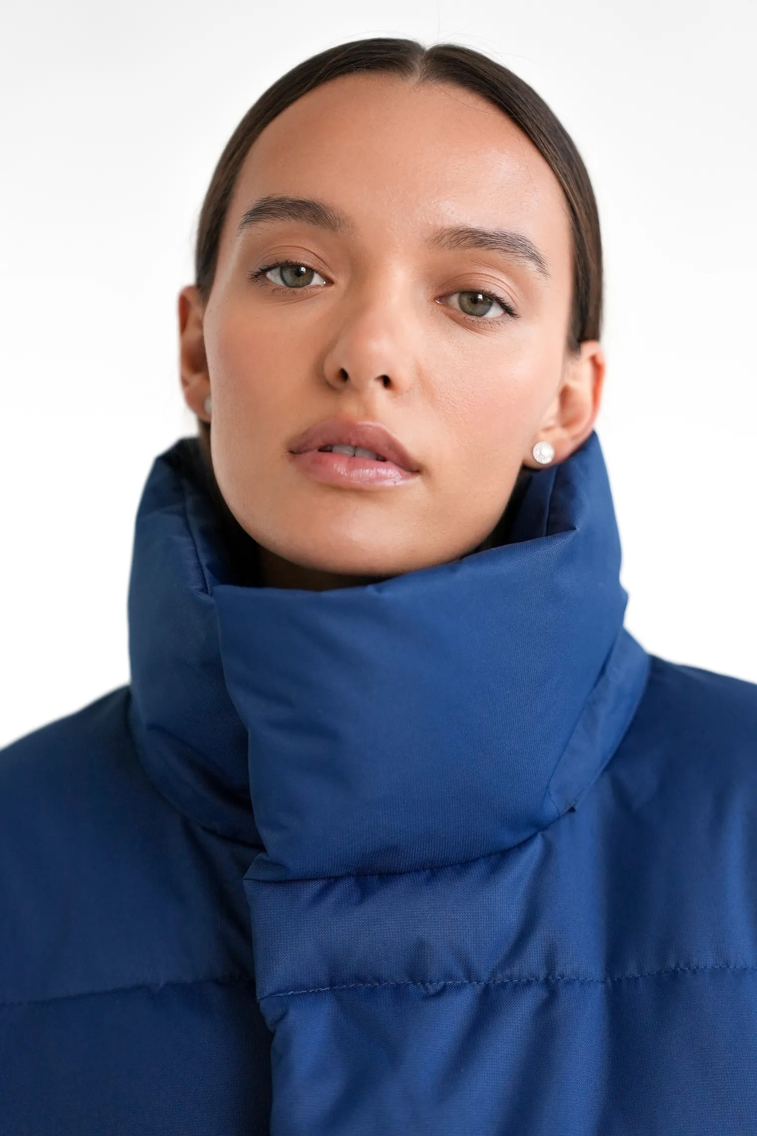 Пуховик стёганный с капюшоном цвета деним фото 5