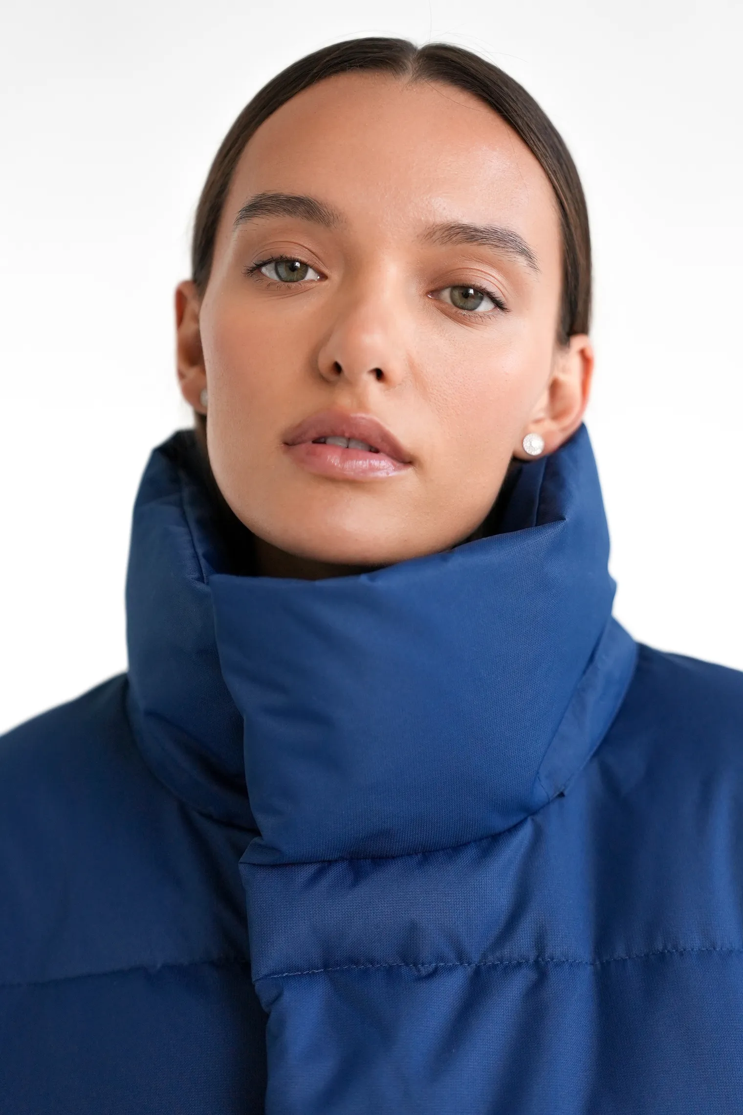 Пуховик стёганый с капюшоном цвета деним фото 2