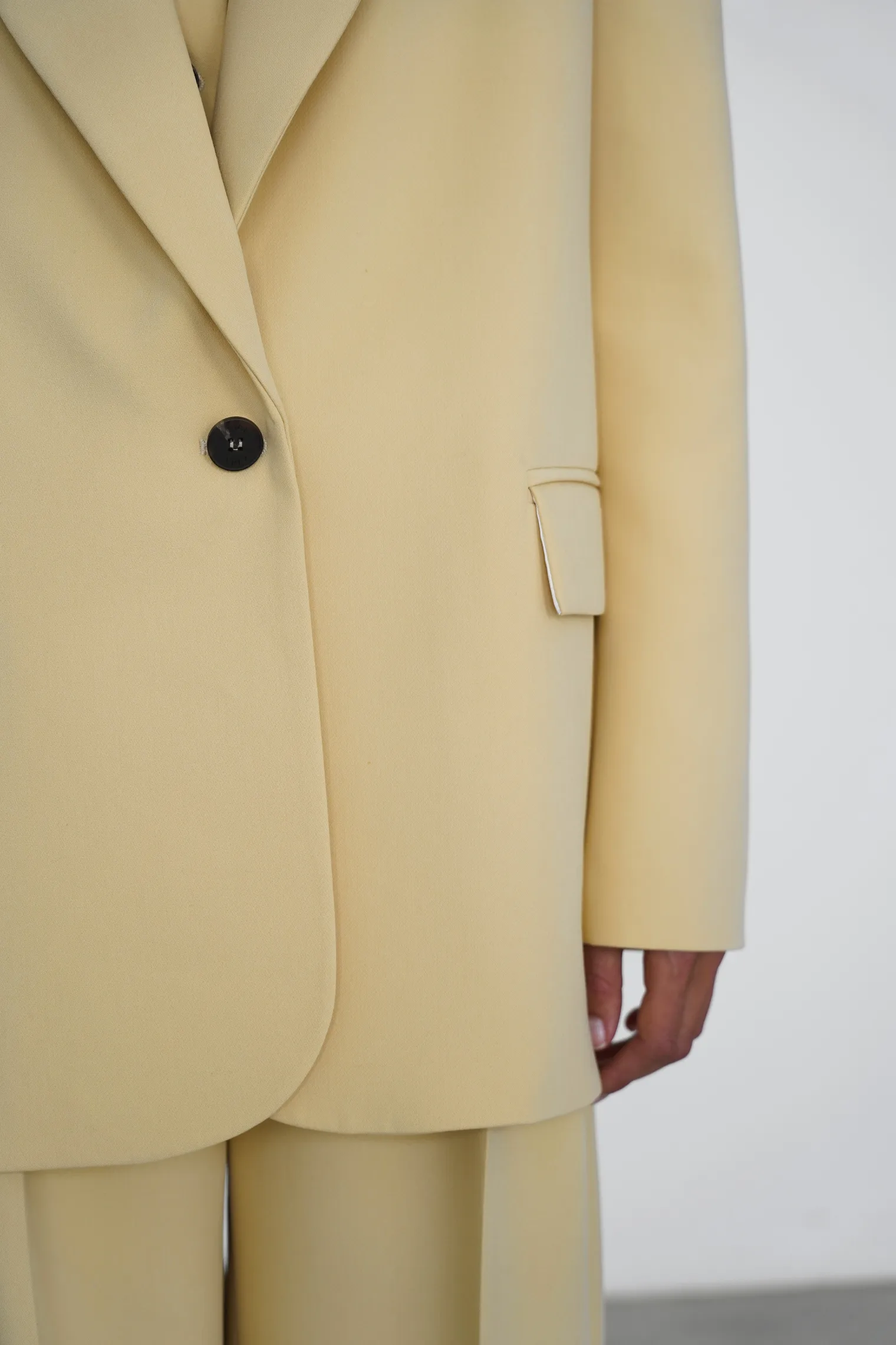 Однобортный жакет с накладными карманами соломенного цвета фото 2