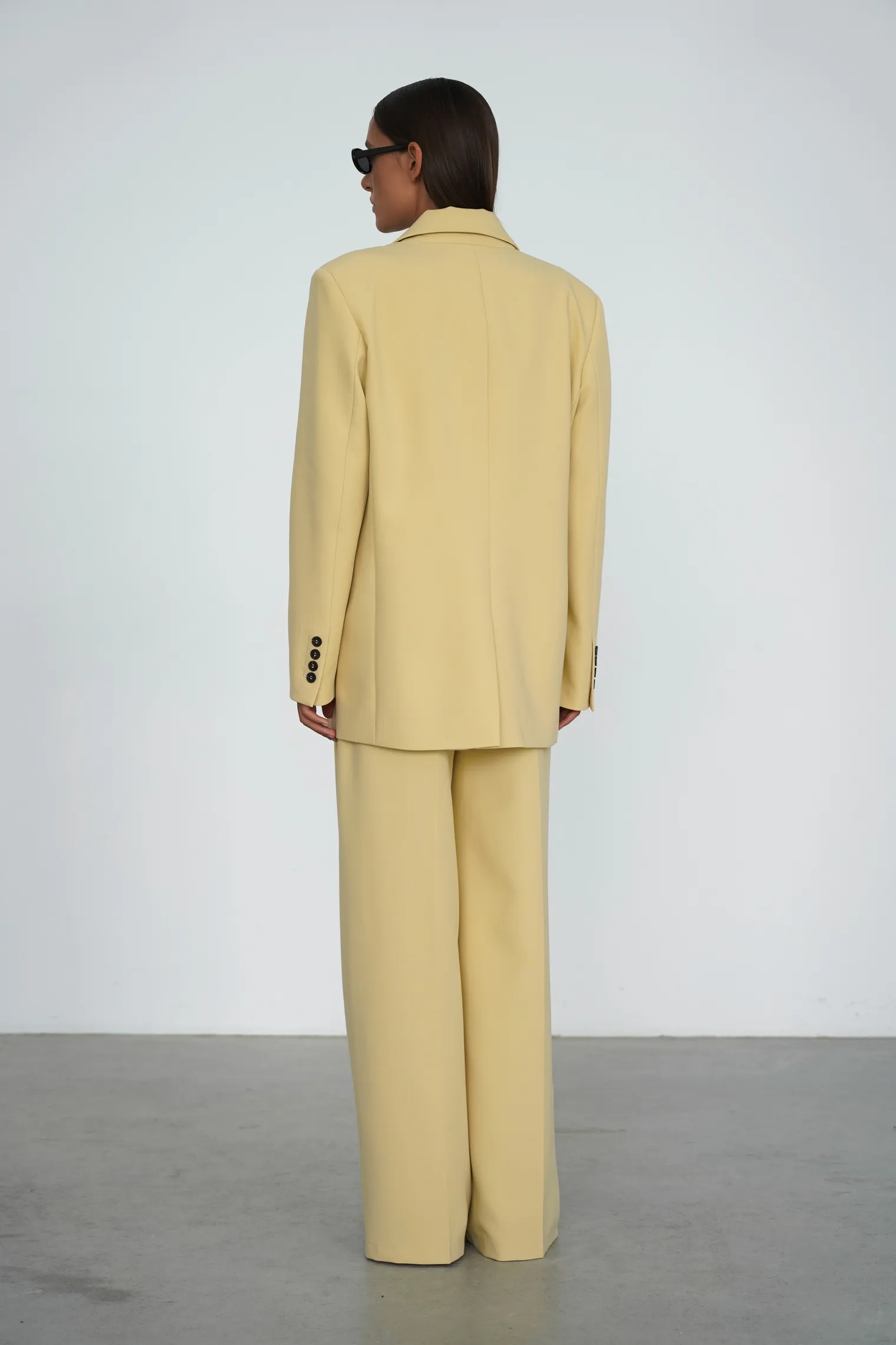 Однобортный жакет с накладными карманами соломенного цвета фото 4
