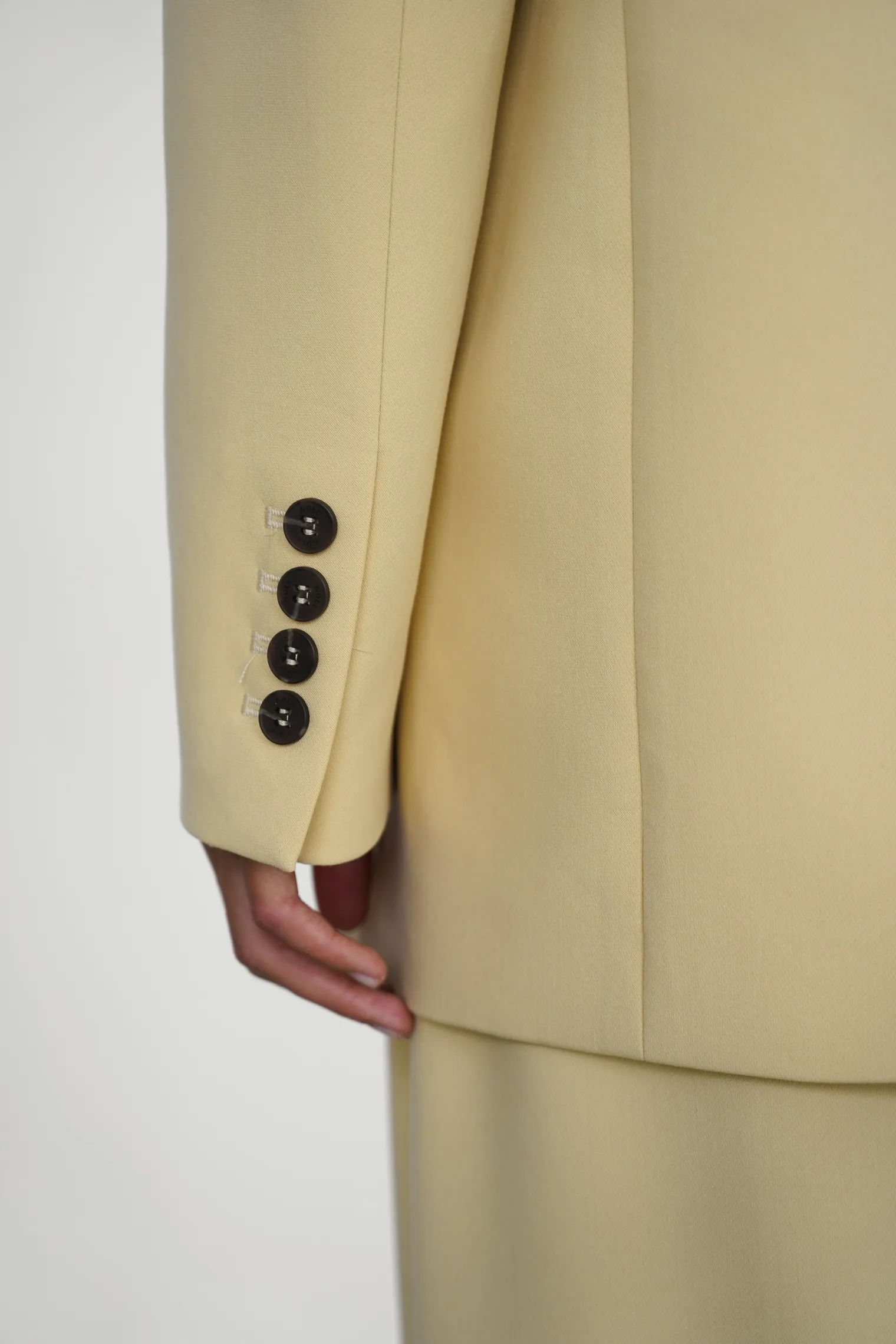 Однобортный жакет с накладными карманами соломенного цвета фото 6