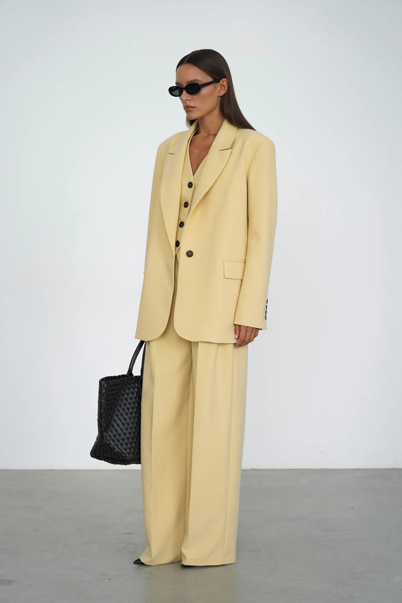 Однобортный жакет с накладными карманами соломенного цвета фото 7