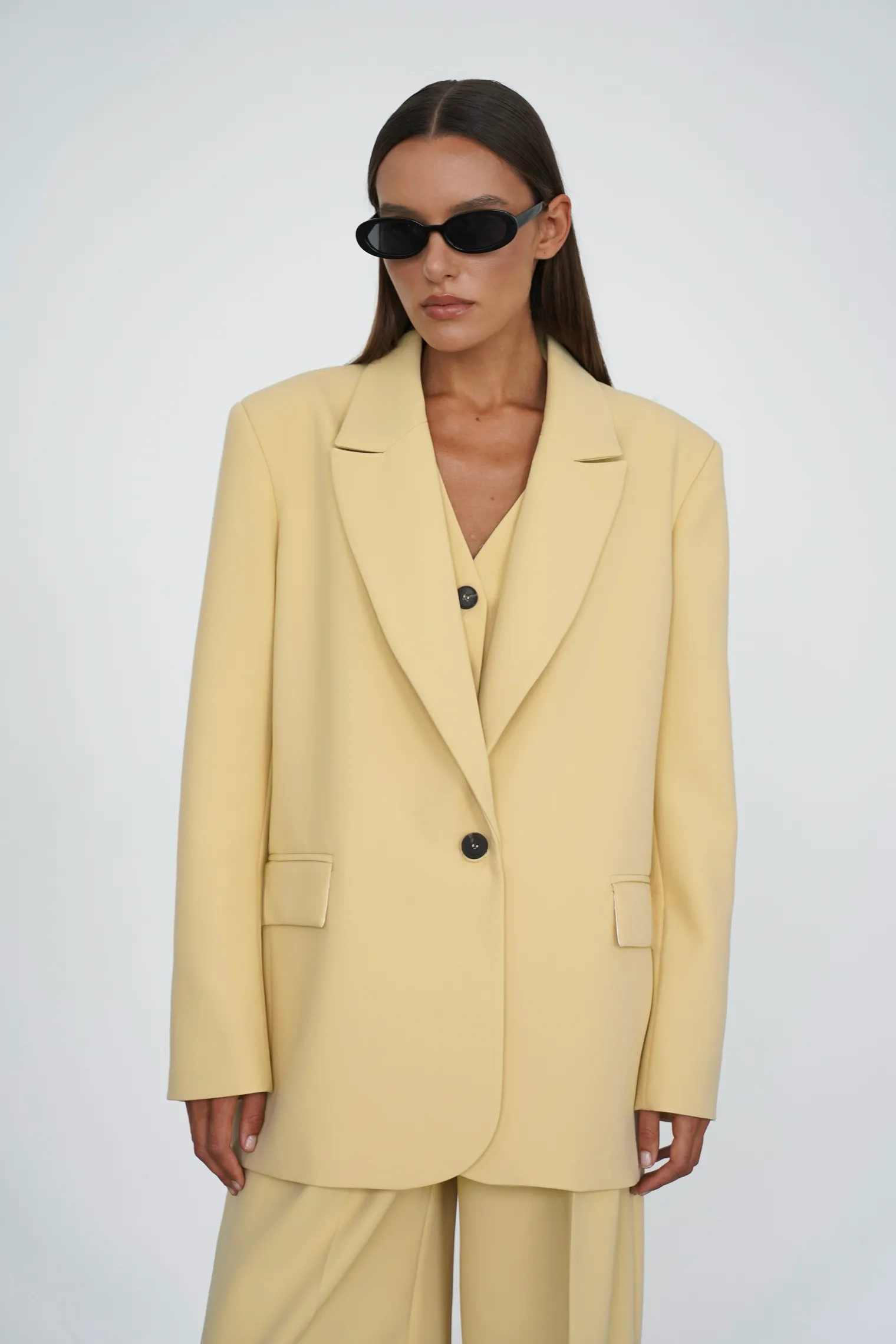 Однобортный жакет с накладными карманами соломенного цвета фото 5