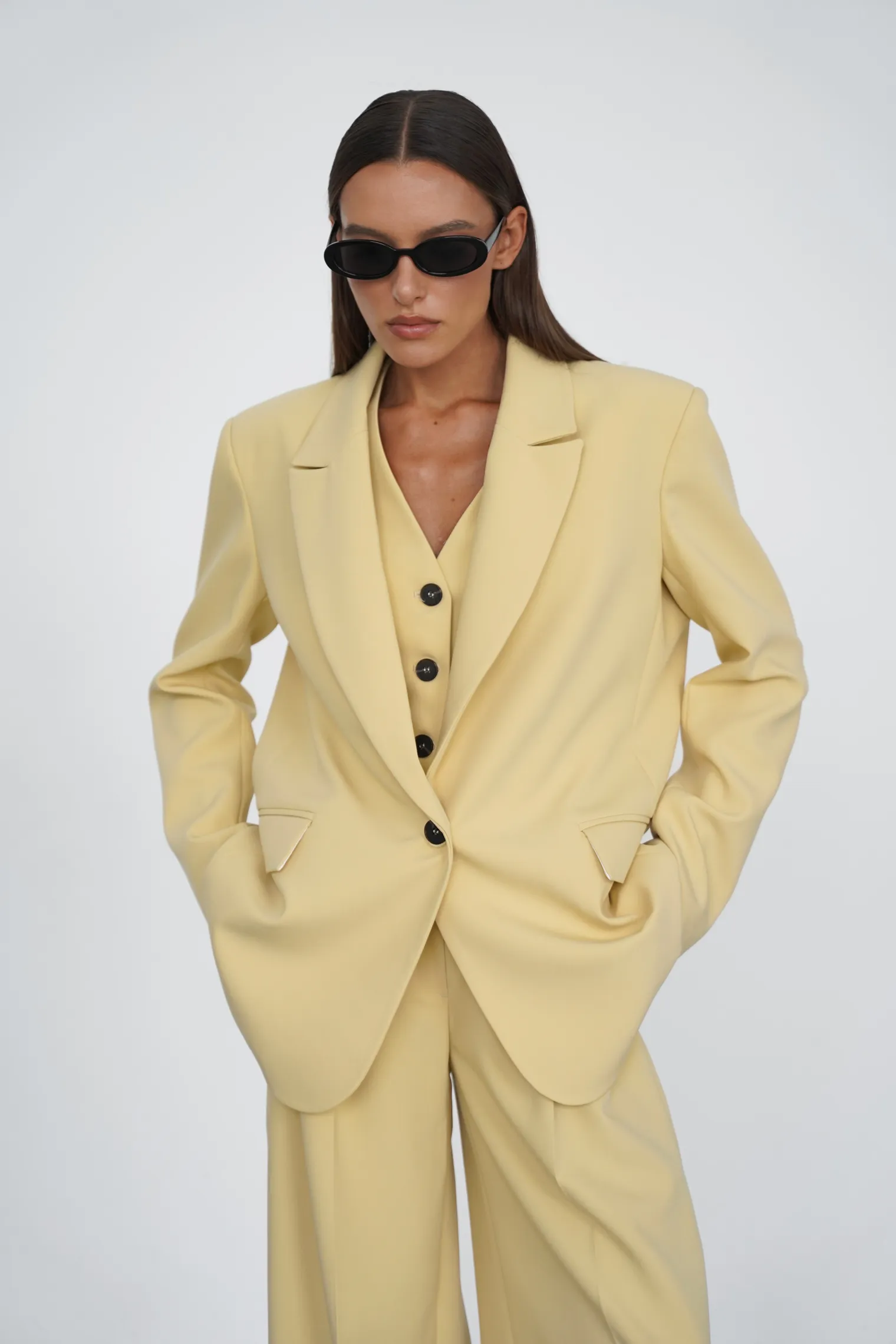 Однобортный жакет с накладными карманами соломенного цвета фото 1