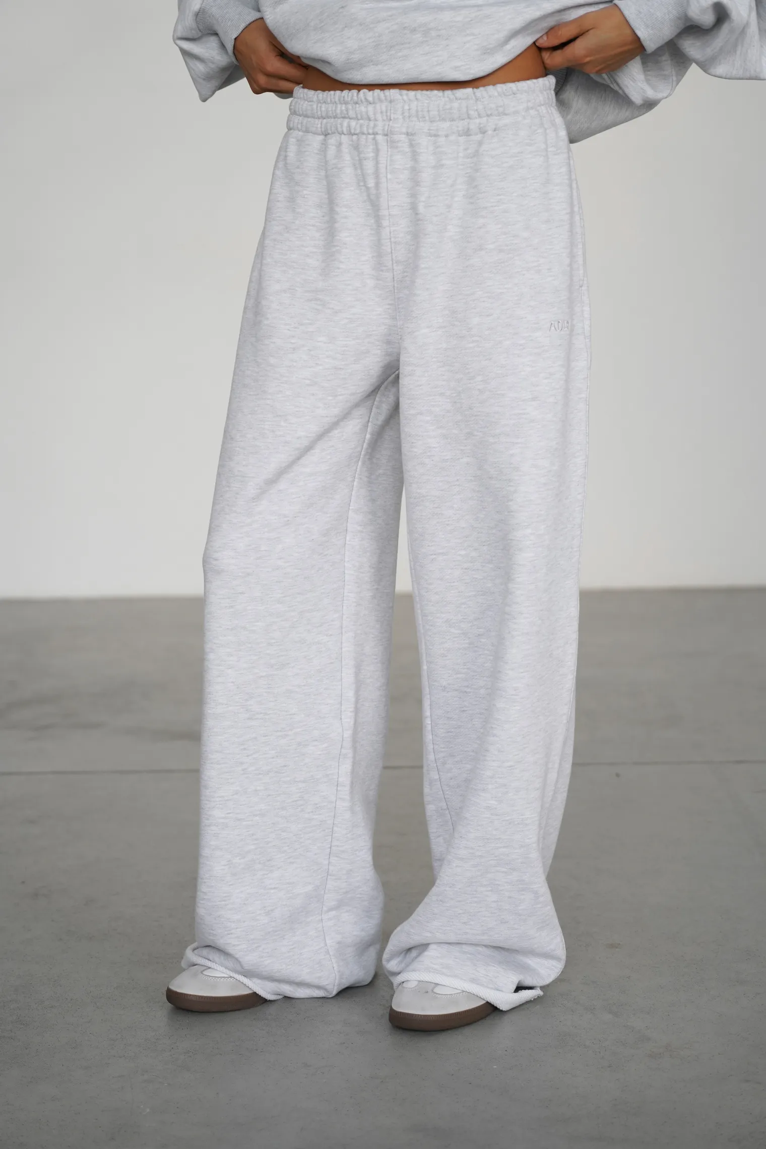 Брюки из плотного хлопка прямого кроя цвета серый меланж фото 1