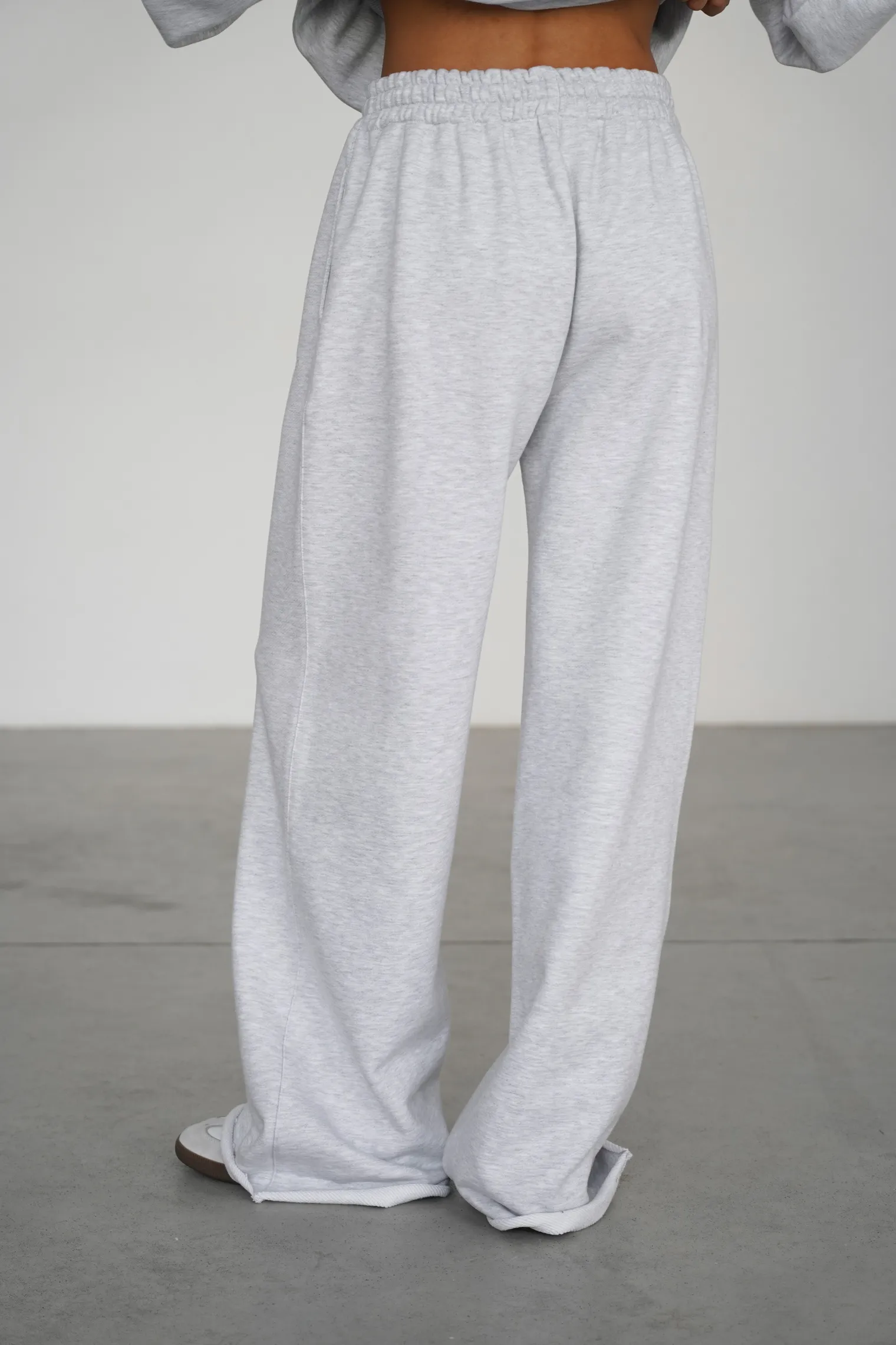 Брюки из плотного хлопка прямого кроя цвета серый меланж фото 4