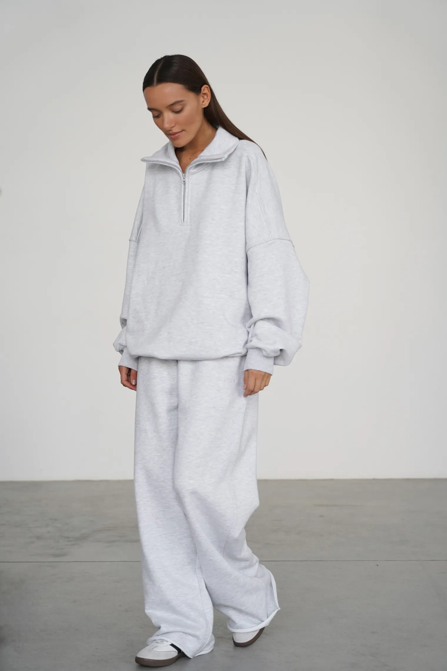 Брюки из плотного хлопка прямого кроя цвета серый меланж фото 5