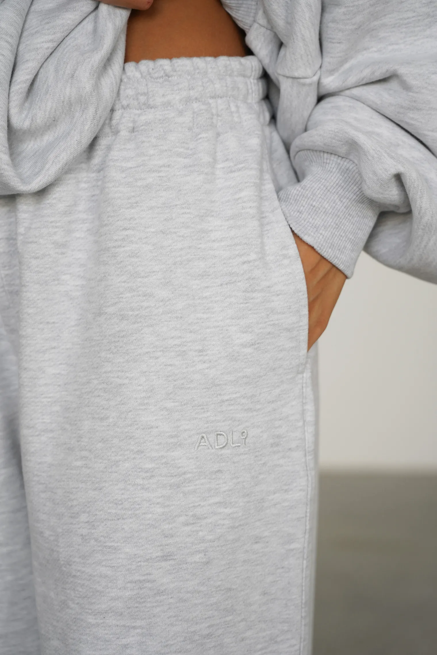 Брюки из плотного хлопка прямого кроя цвета серый меланж фото 2