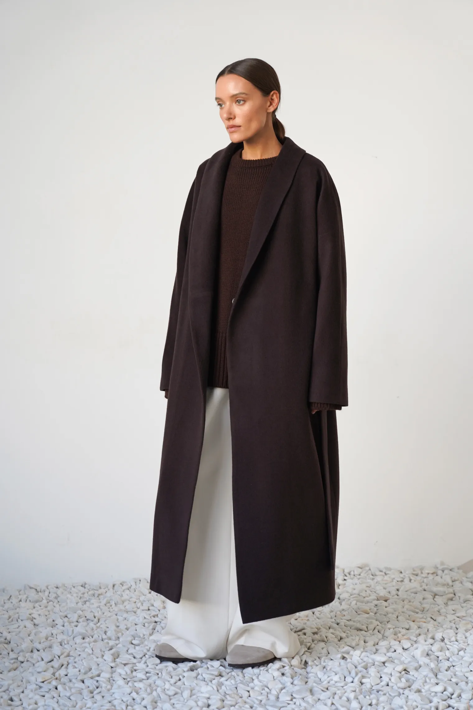 Пальто-халат свободного кроя с цельнокройным рукавом цвета горький шоколад фото 1