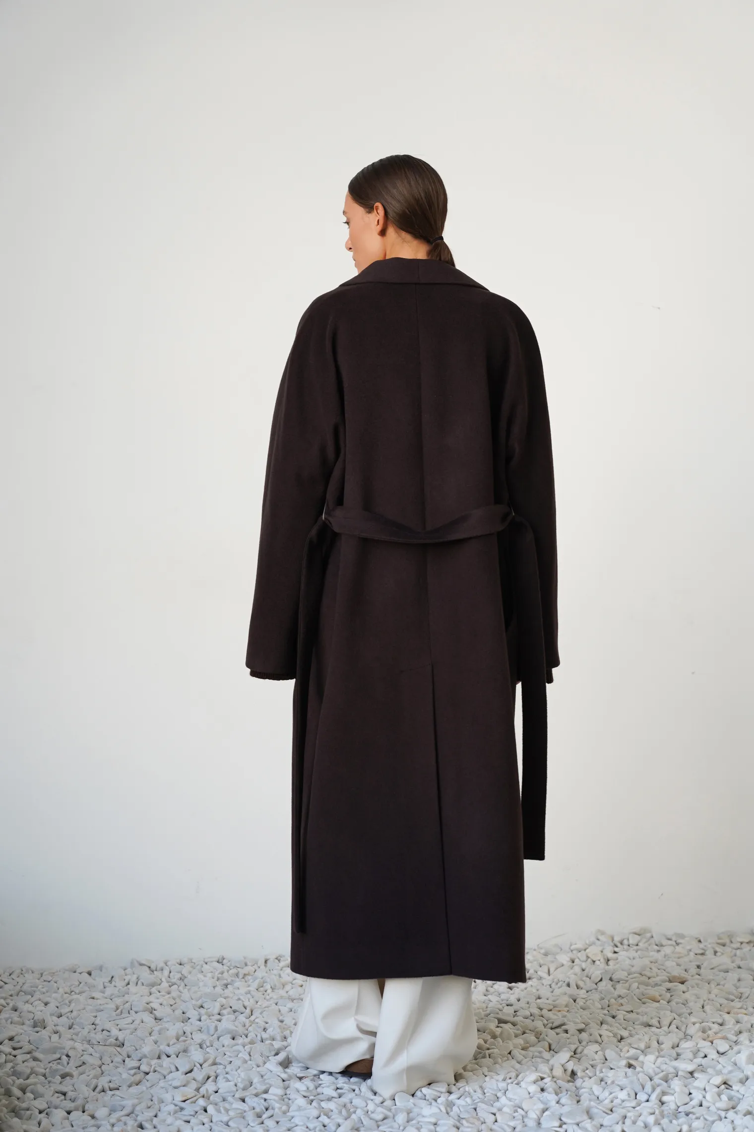 Пальто-халат свободного кроя с цельнокройным рукавом цвета горький шоколад фото 4