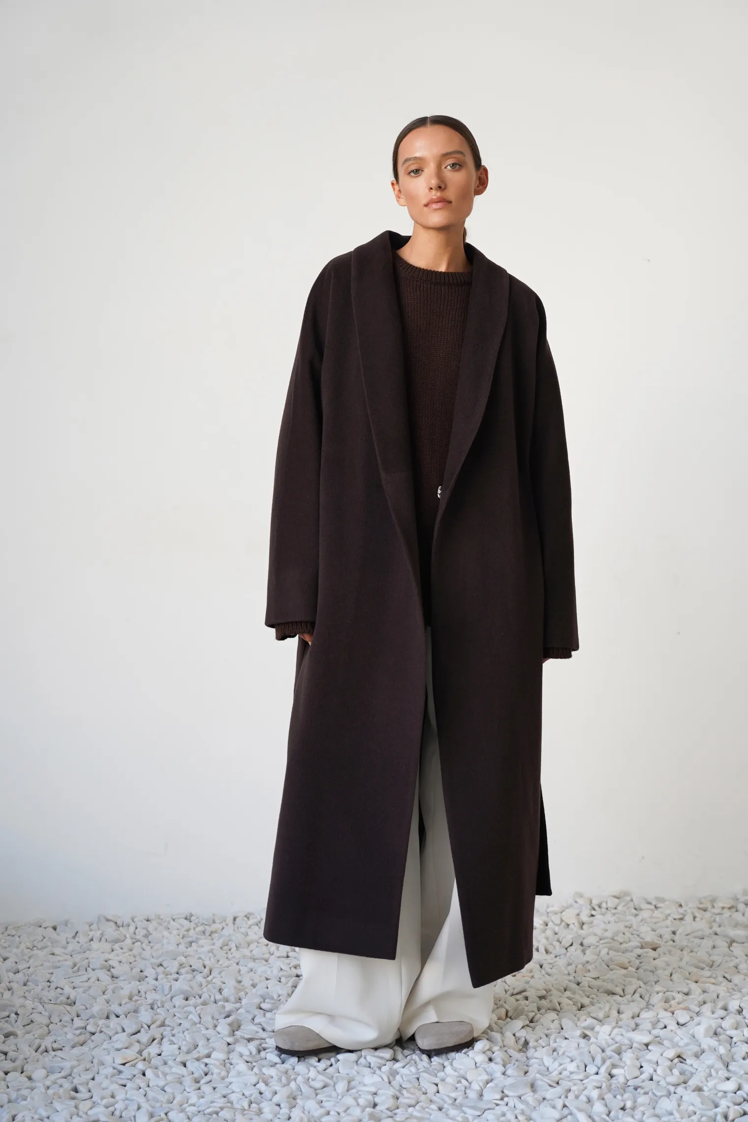 Пальто-халат свободного кроя с цельнокройным рукавом цвета горький шоколад фото 6