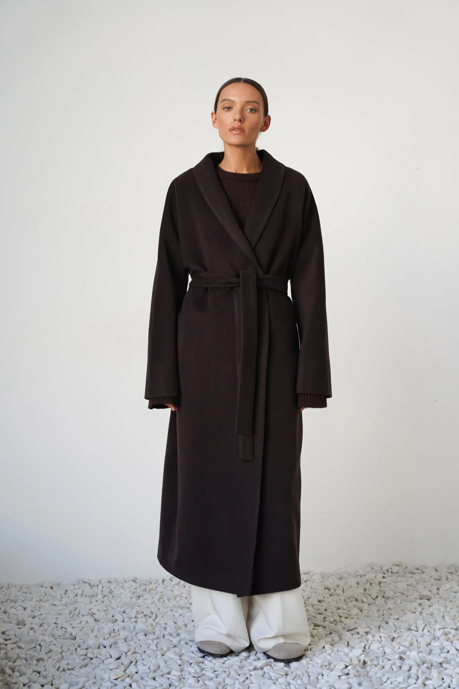 Пальто-халат свободного кроя с цельнокройным рукавом цвета горький шоколад фото 3