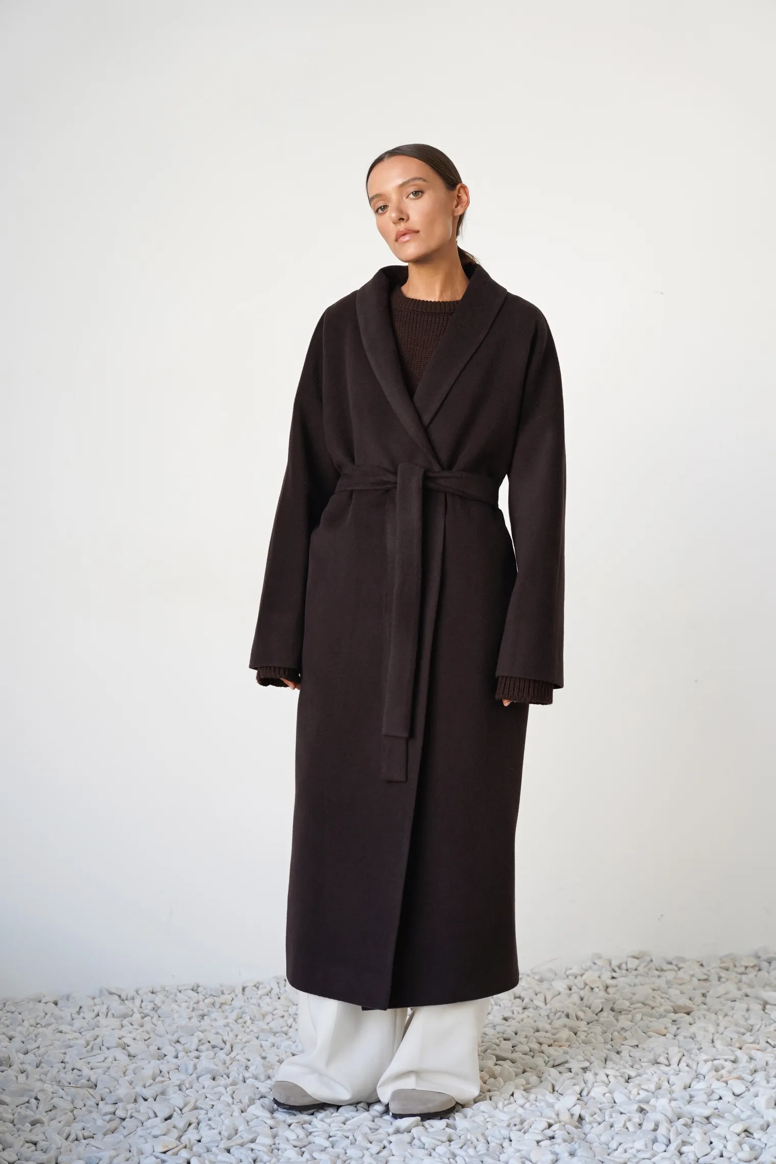 Пальто-халат свободного кроя с цельнокройным рукавом цвета горький шоколад фото 7