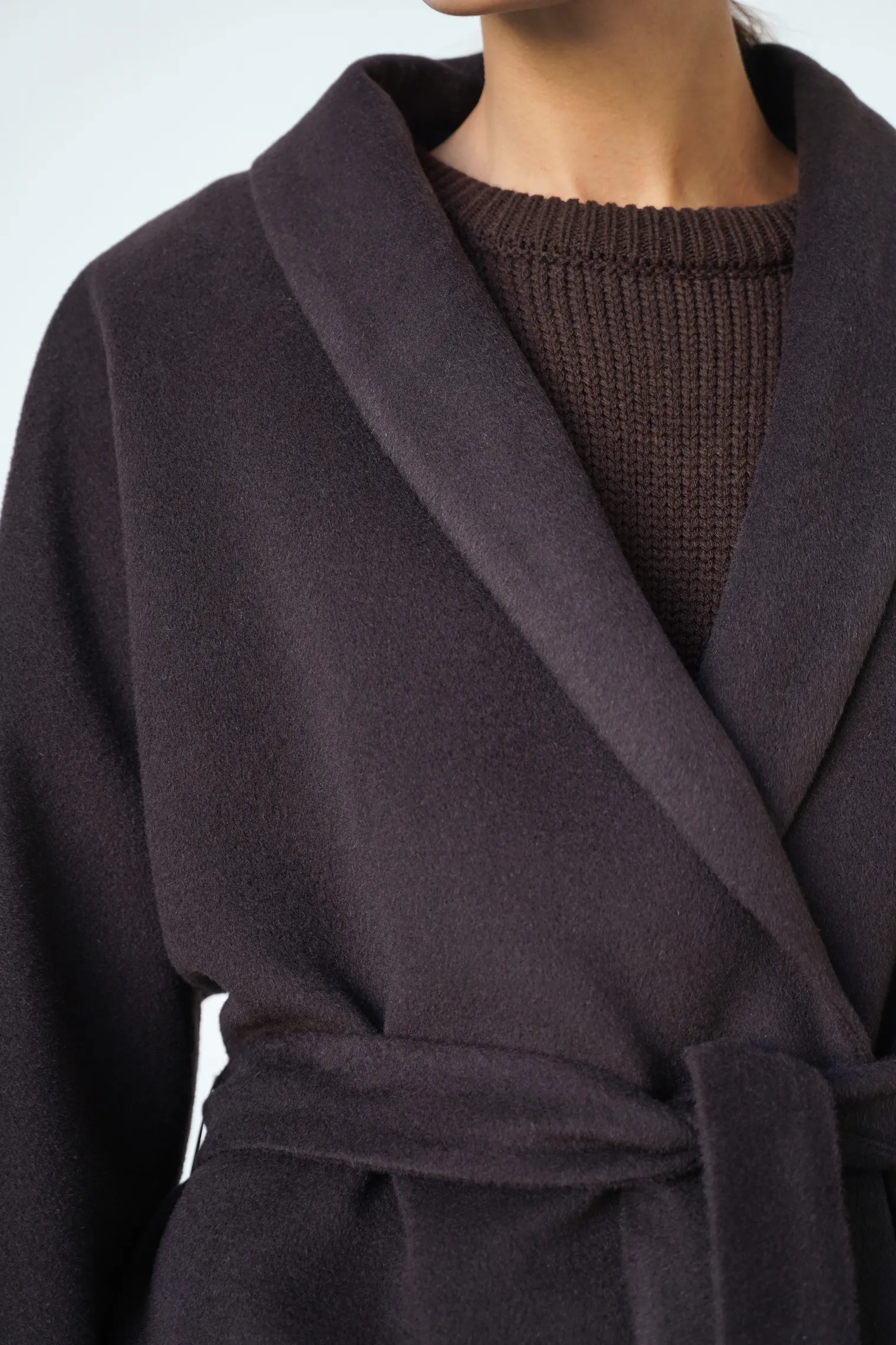 Пальто-халат свободного кроя с цельнокройным рукавом цвета горький шоколад фото 2