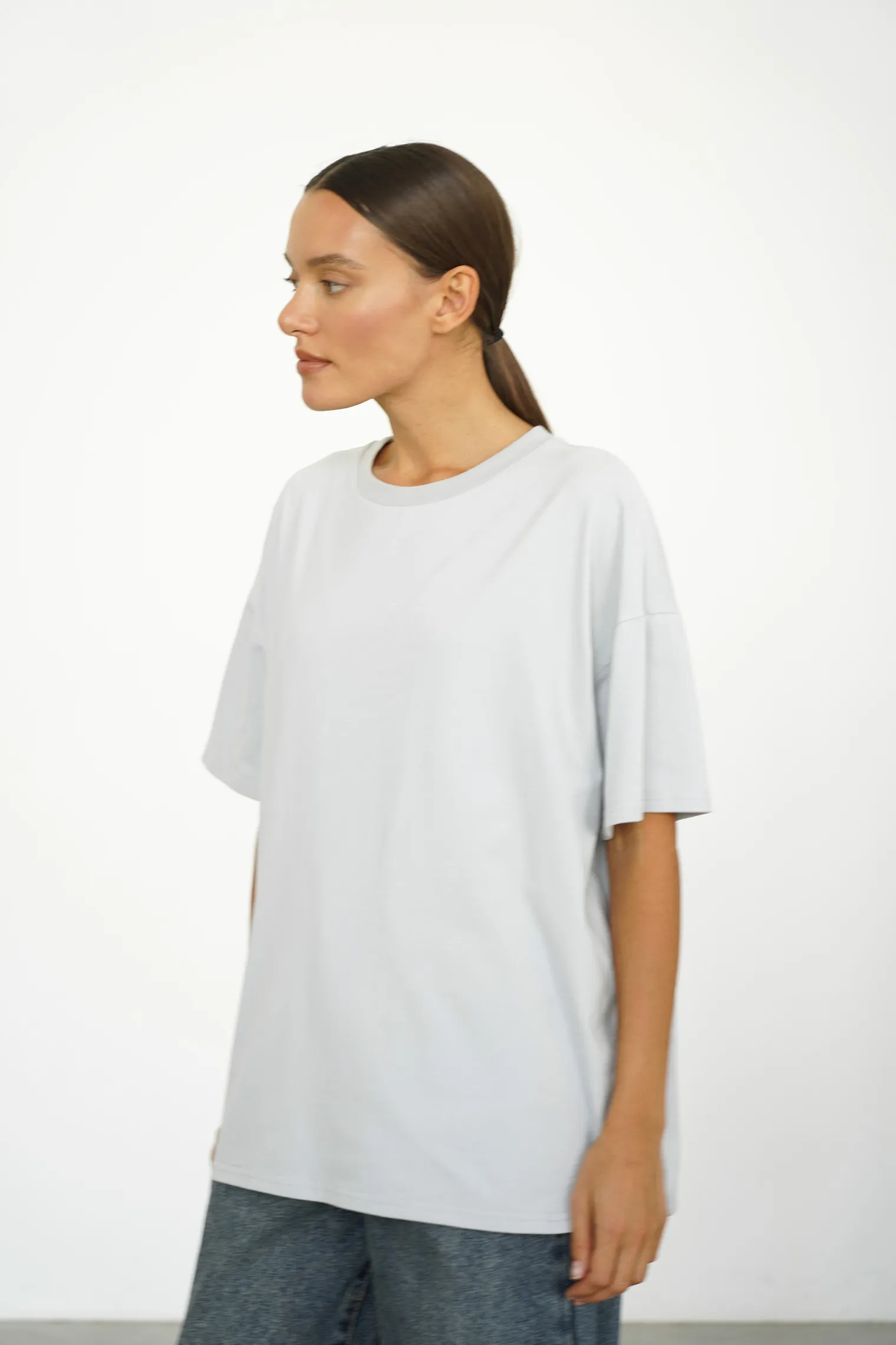 Футболка мужского кроя пепельного цвета фото 3