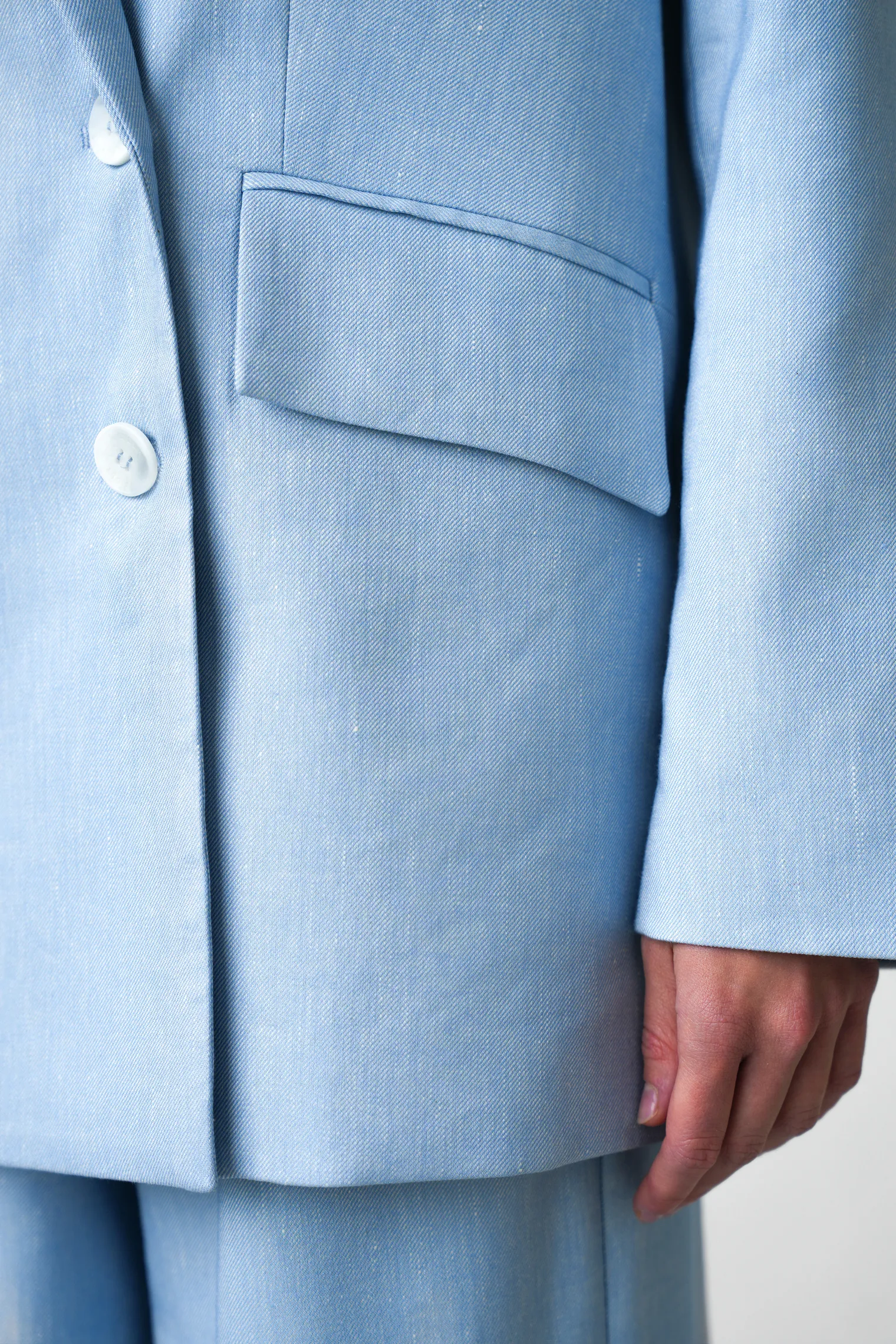 Жакет двубортный изо льна голубого цвета фото 6