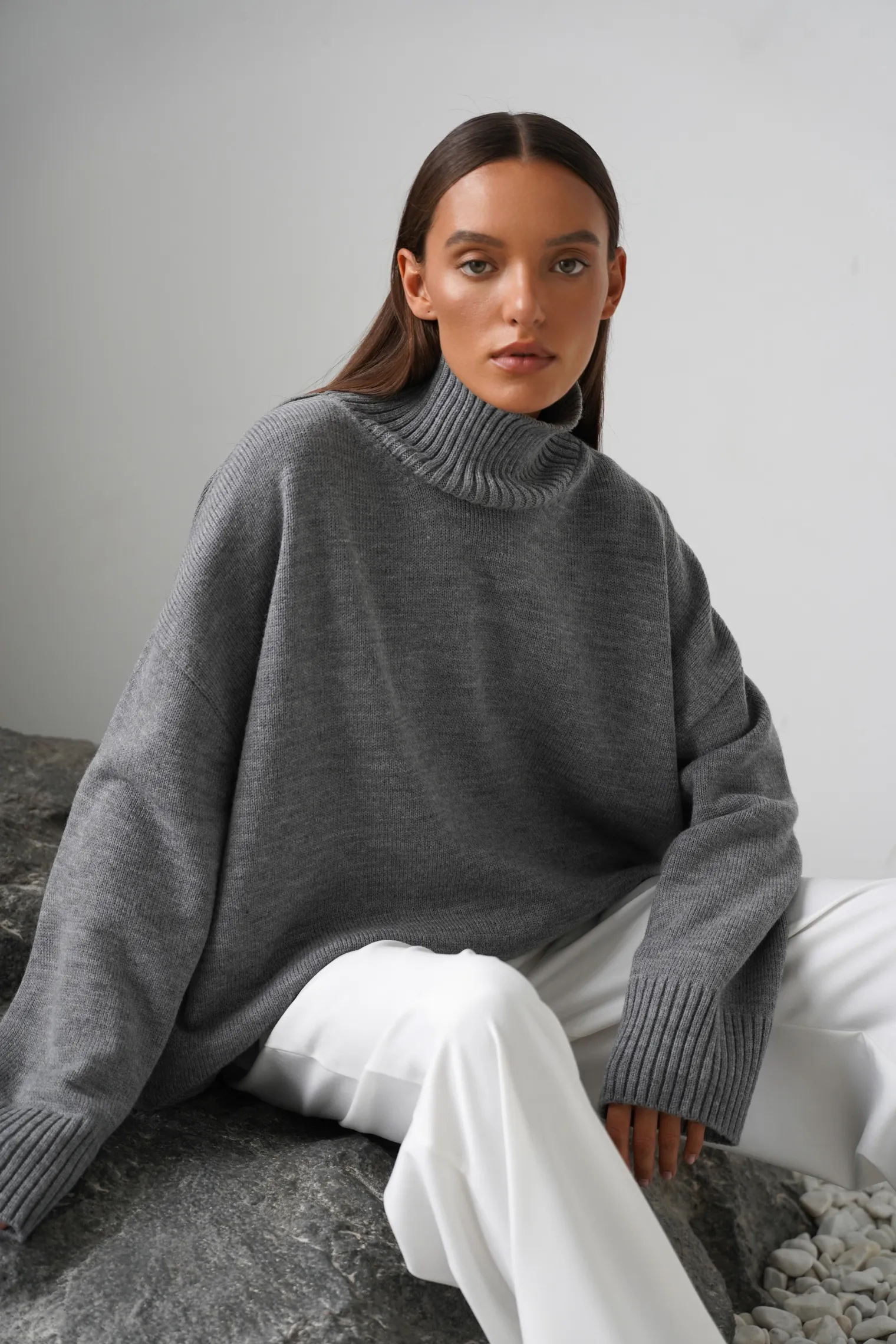 Джемпер мелкой вязки с высоким воротником пепельного цвета фото 1