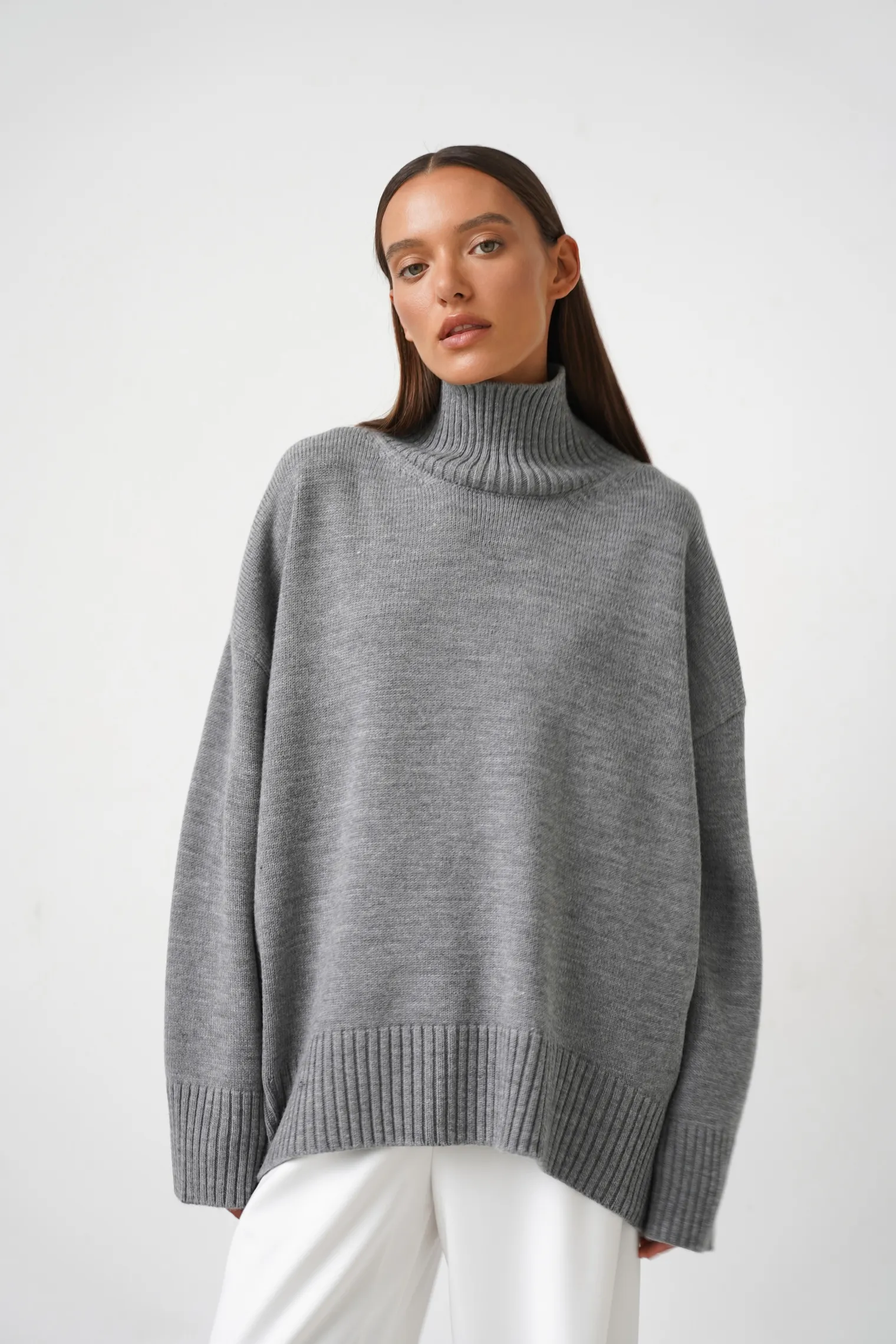 Джемпер мелкой вязки с высоким воротником пепельного цвета фото 7