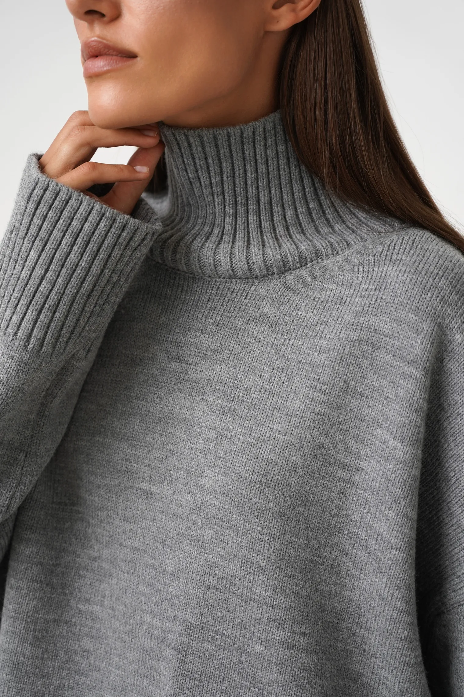 Джемпер мелкой вязки с высоким воротником пепельного цвета фото 5