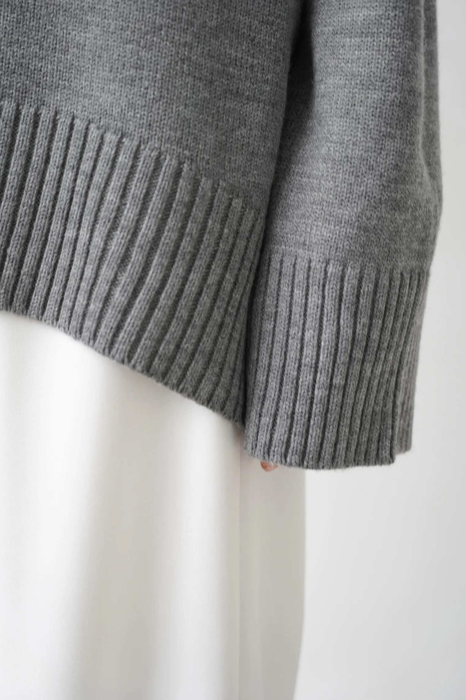 Джемпер мелкой вязки с высоким воротником пепельного цвета фото 2