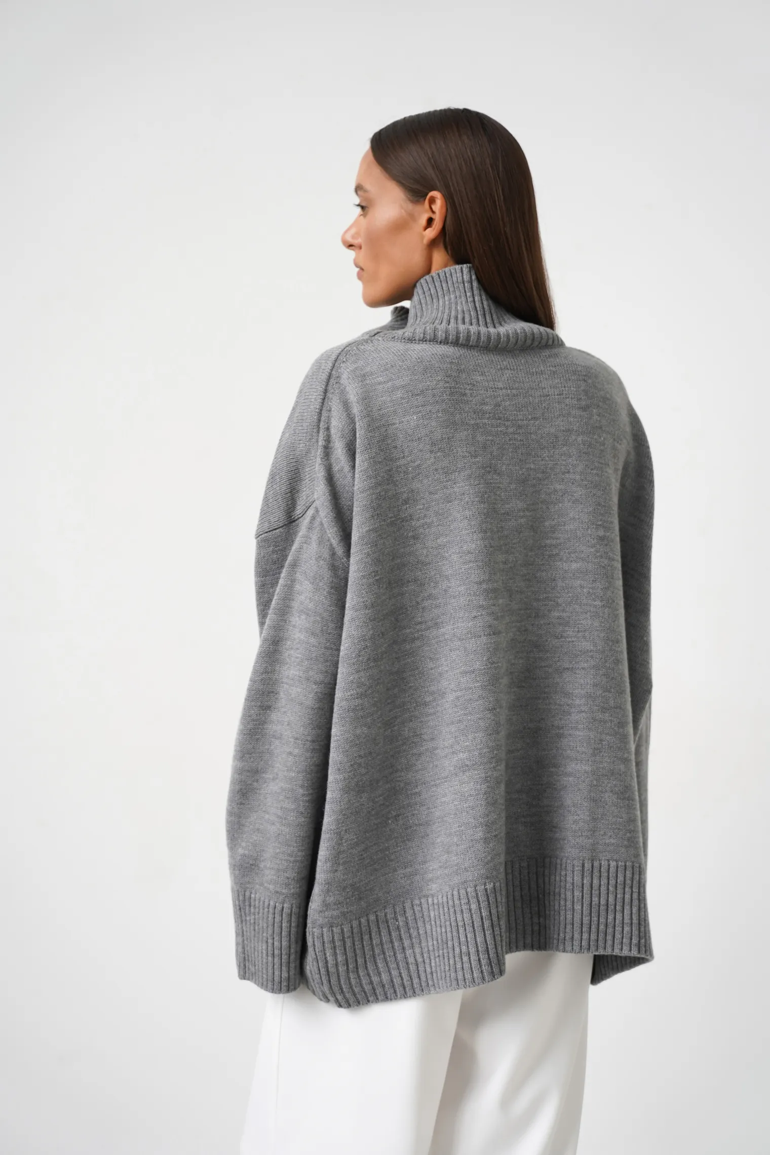 Джемпер мелкой вязки с высоким воротником пепельного цвета фото 4