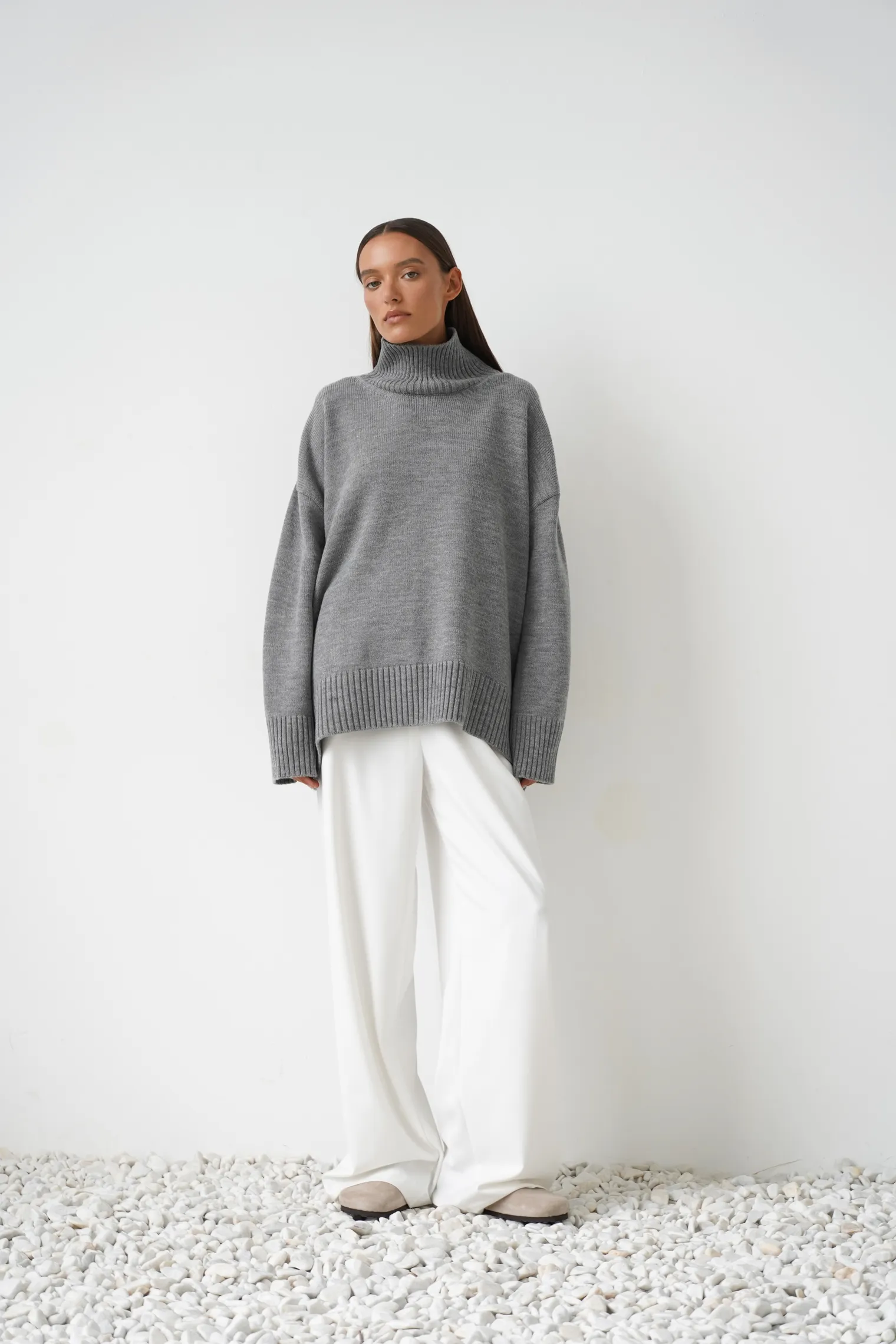 Джемпер мелкой вязки с высоким воротником пепельного цвета фото 3