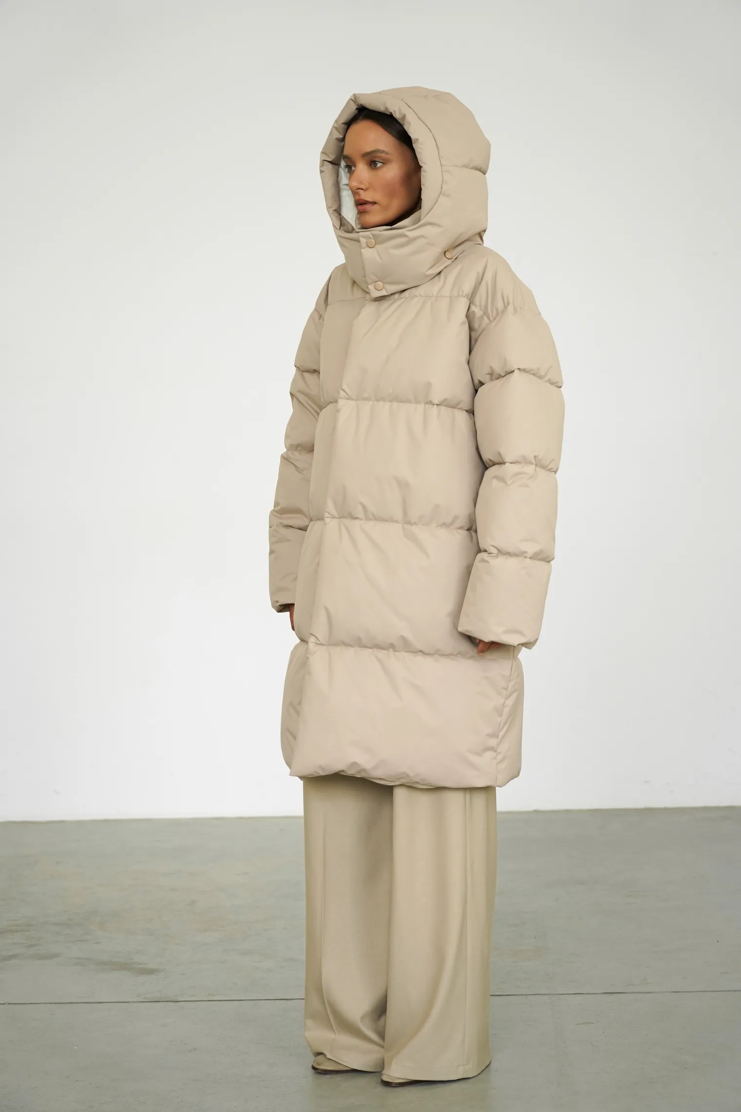 Пуховик стёганный с капюшоном бежевого цвета фото 5