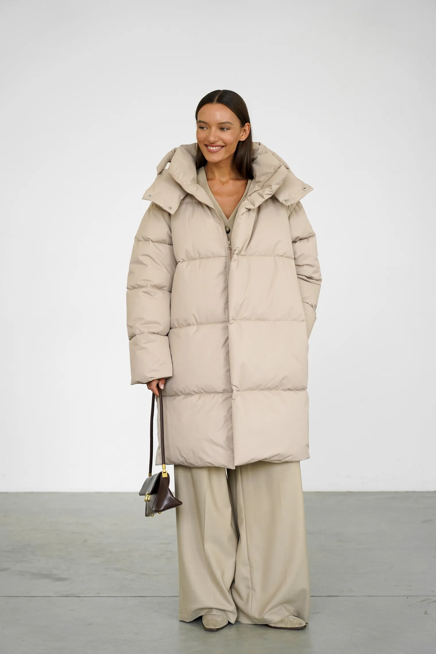 Пуховик стёганный с капюшоном бежевого цвета фото 1