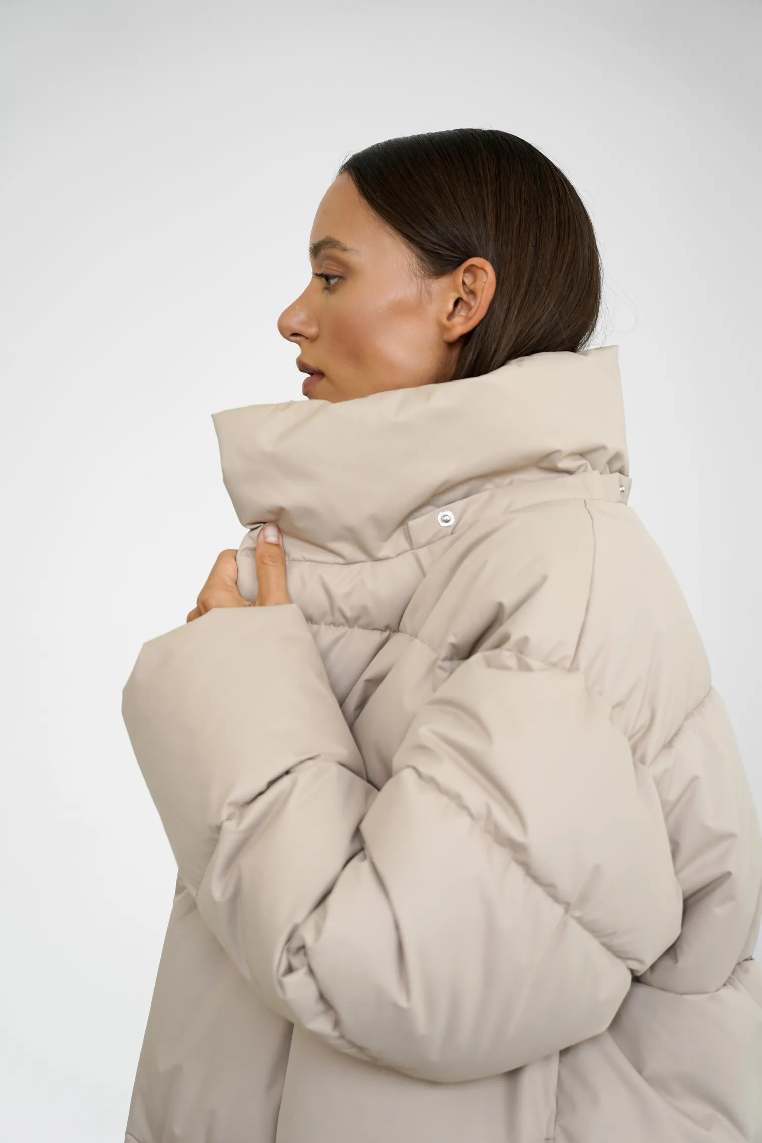 Пуховик стёганный с капюшоном бежевого цвета фото 2