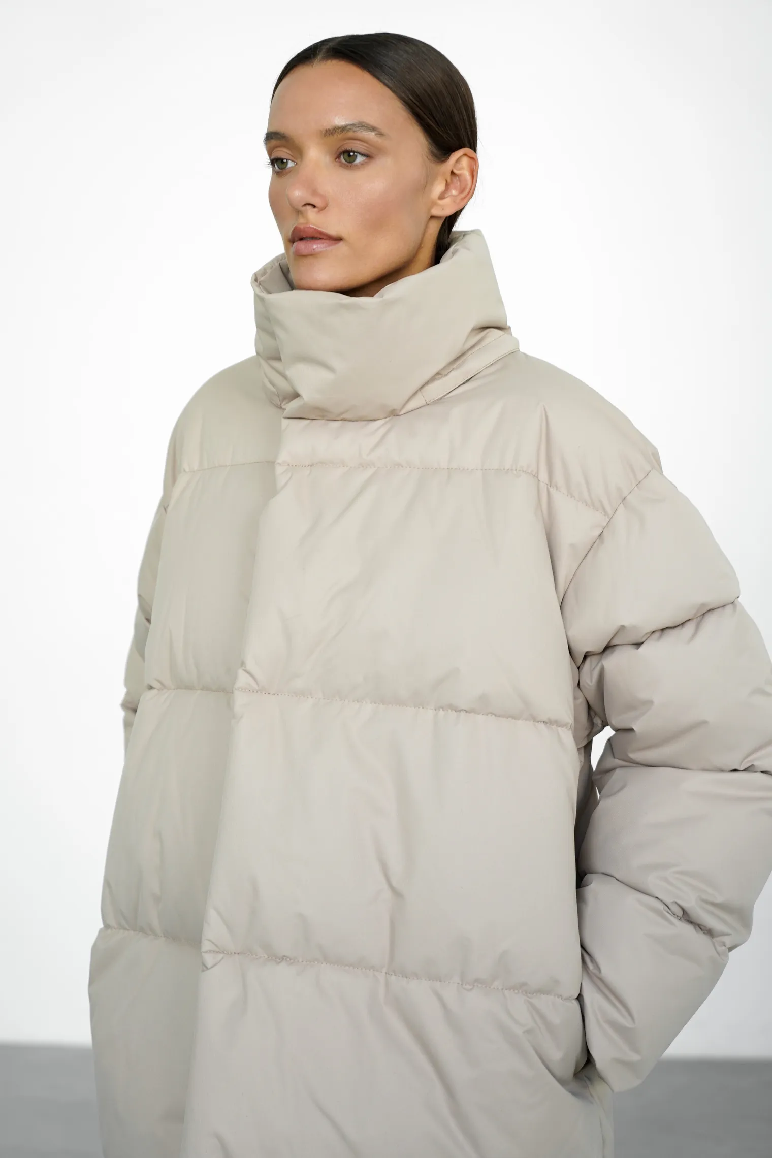 Пуховик стёганный с капюшоном бежевого цвета фото 8