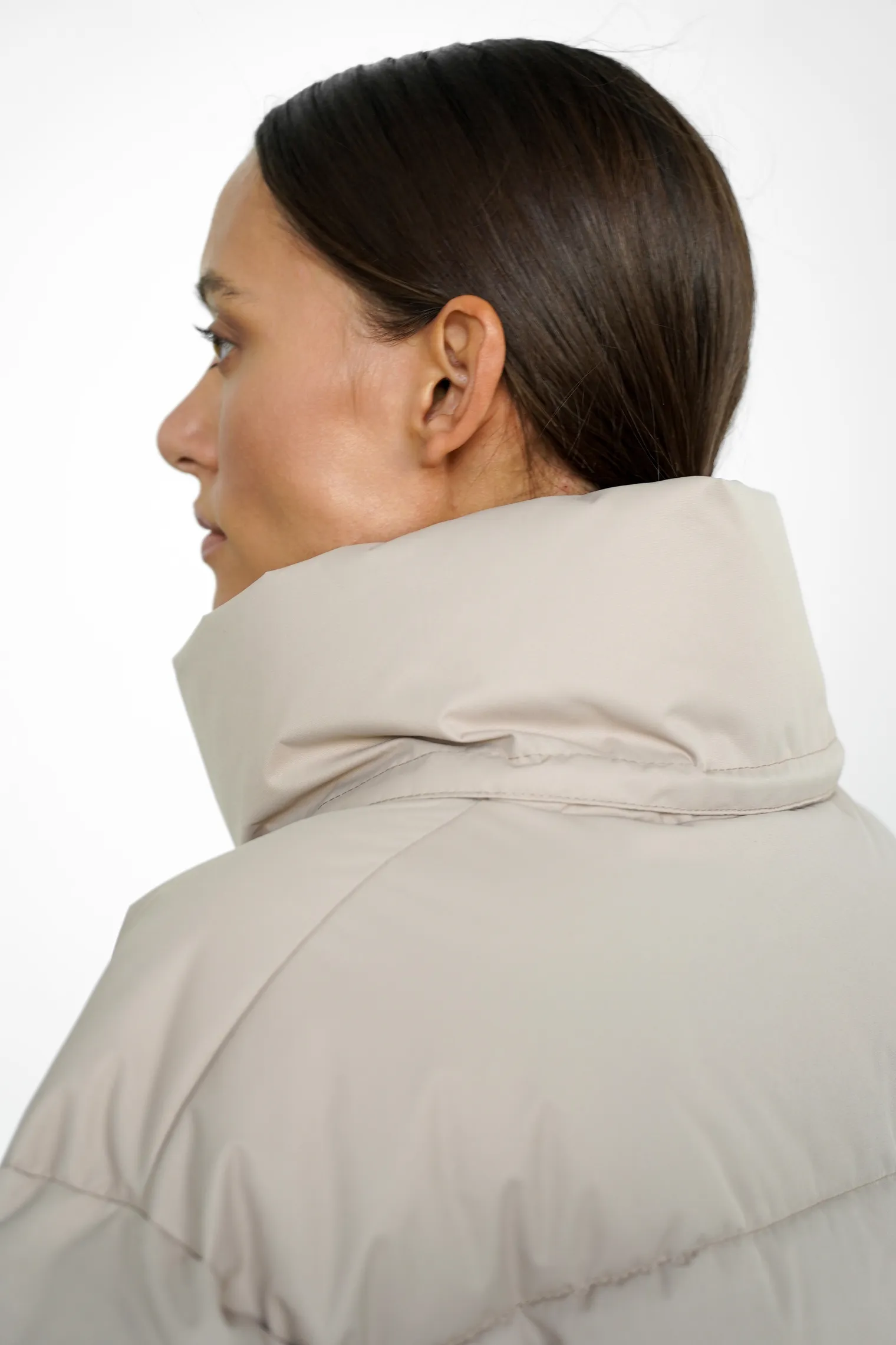 Пуховик стёганный с капюшоном бежевого цвета фото 6