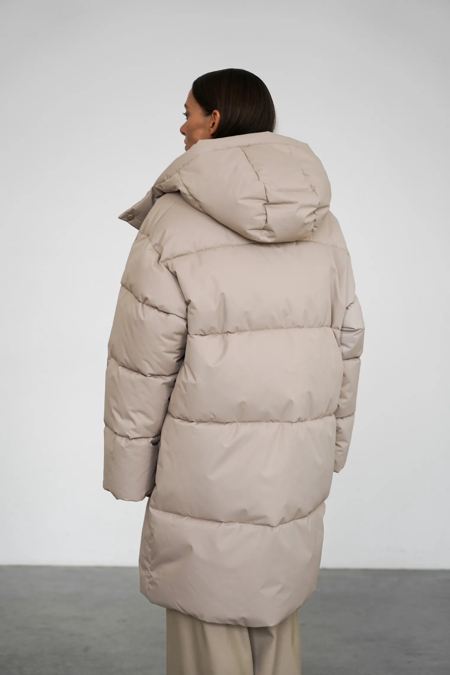 Пуховик стёганный с капюшоном бежевого цвета фото 4