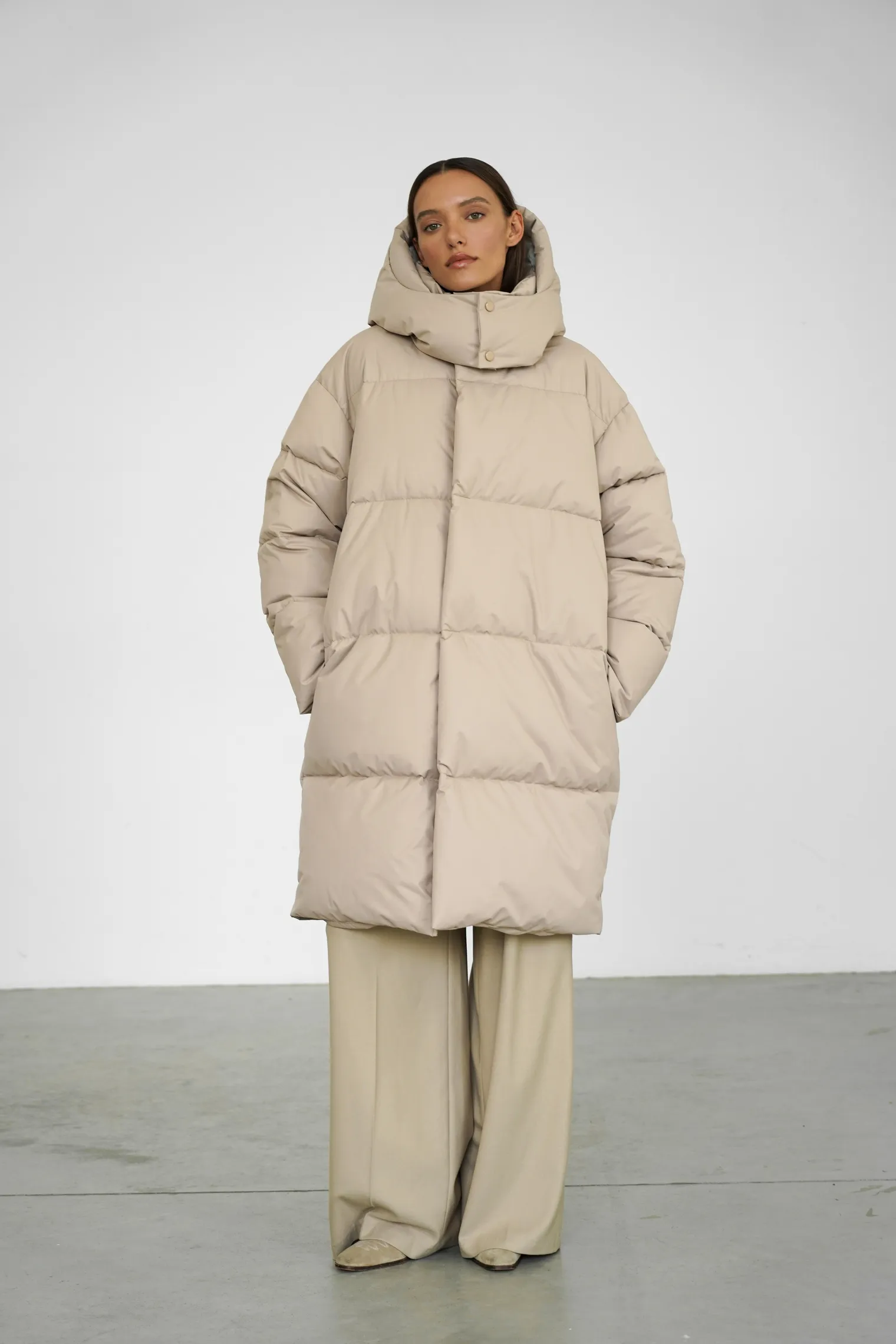 Пуховик стёганный с капюшоном бежевого цвета фото 7