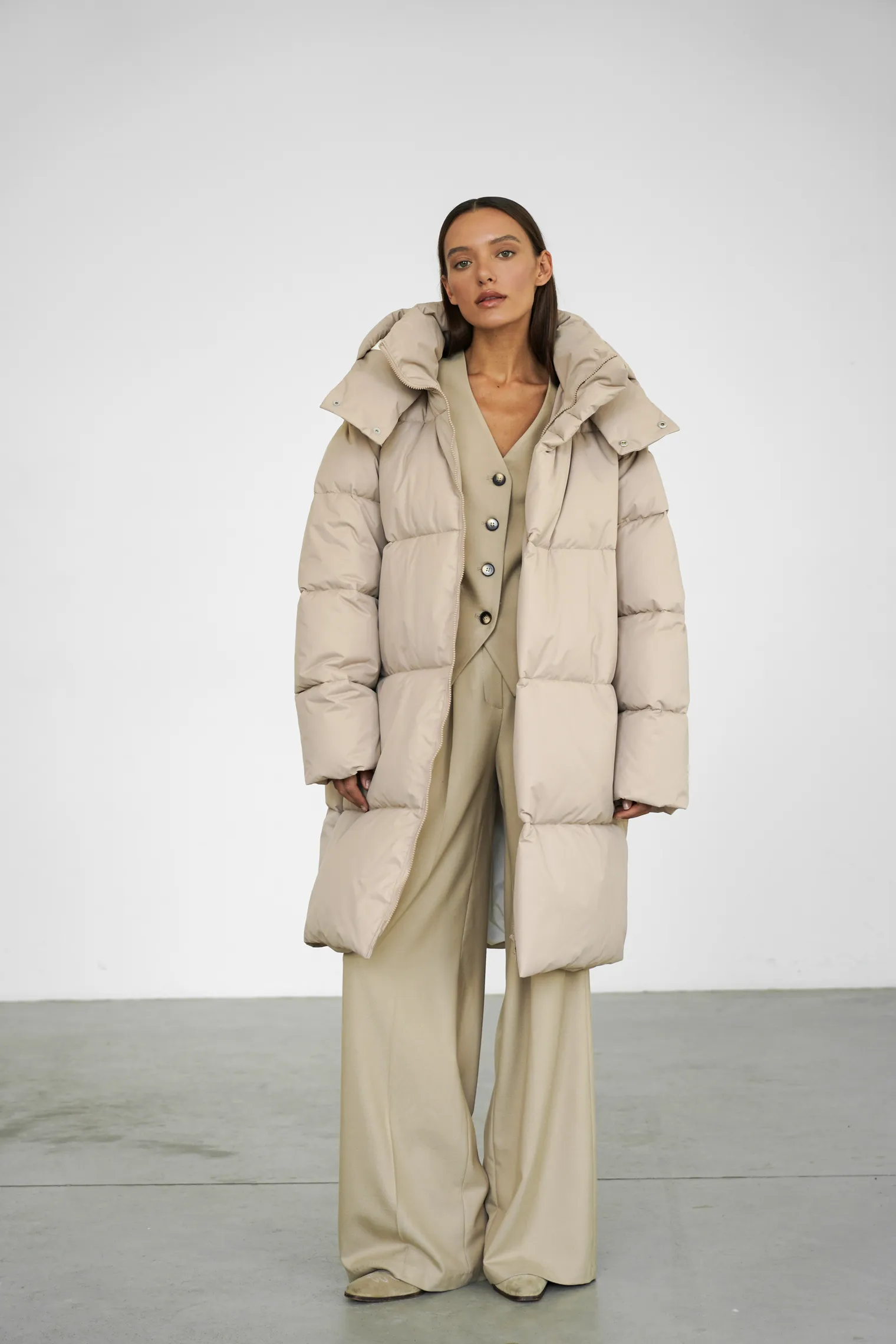 Пуховик стёганный с капюшоном бежевого цвета фото 3