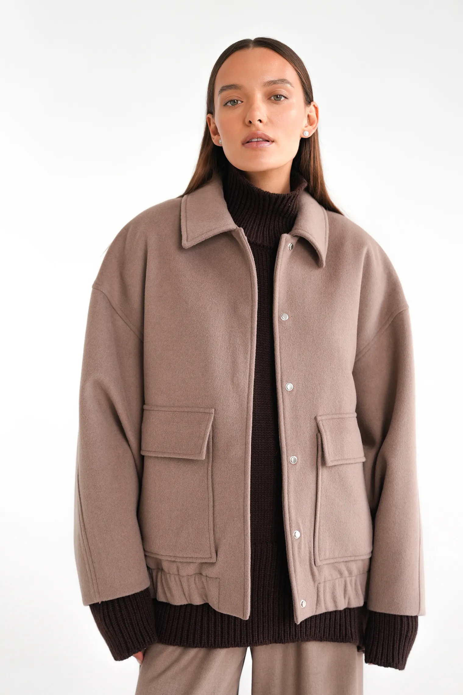 Бомбер свободного кроя из шерсти цвета капучино фото 1