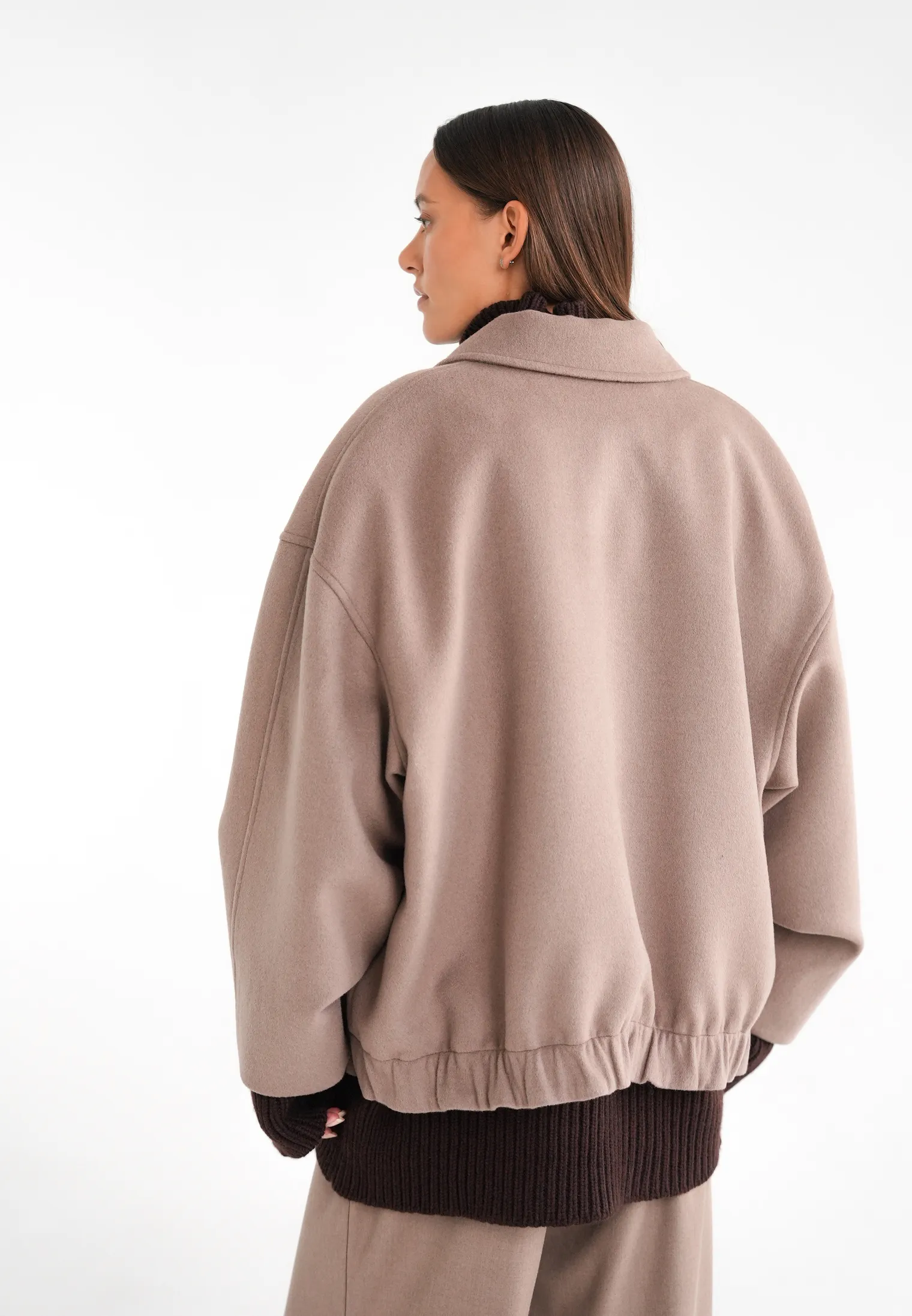 Бомбер свободного кроя из шерсти цвета капучино фото 4